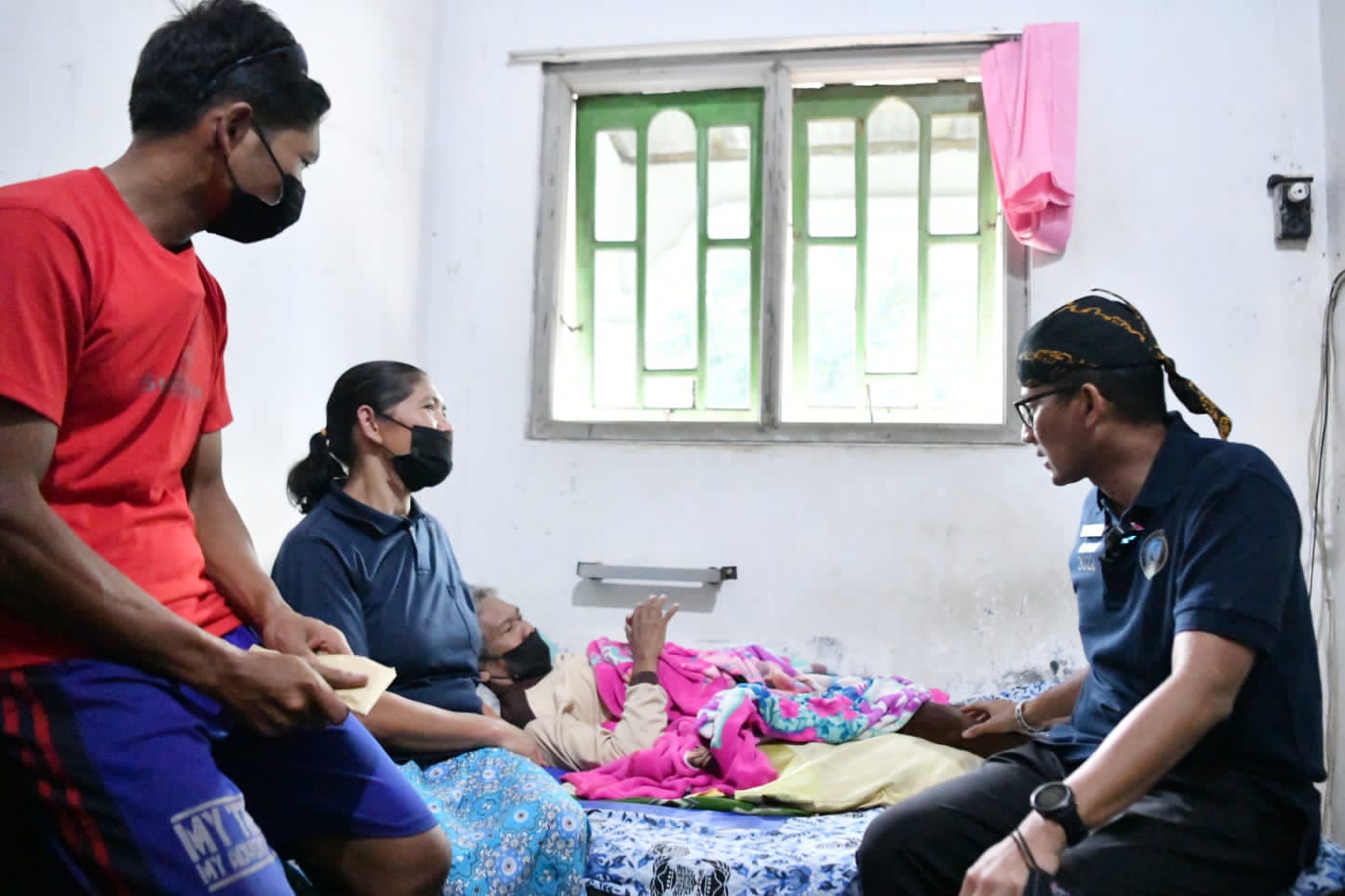 Menparekraf Sandiaga Uno berkunjung ke Desa Wisata Semen, Gandusari, Blitar, Jawa Timur mendatangi rumah Poniran (67), seorang warga yang sa