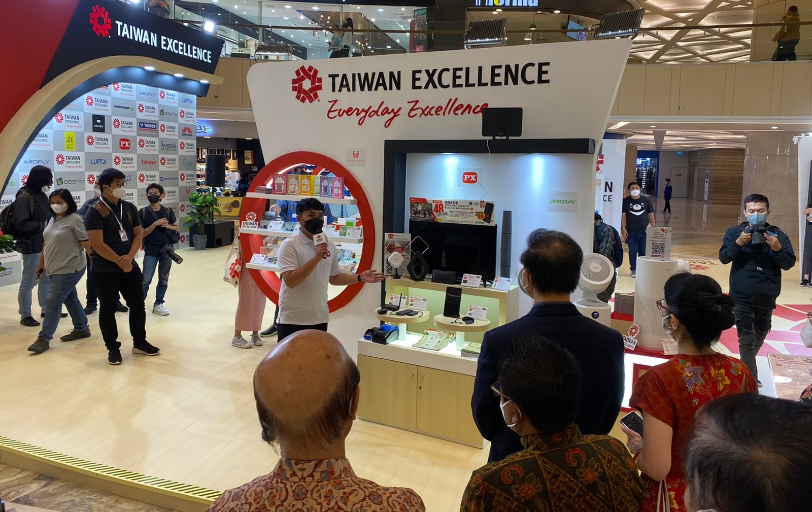 Taiwan External Trade Development Council (TAITRA) menggelar acara pameran berkonsep online-merge-offline (OMO) di Tunjungan Plaza, Surabaya