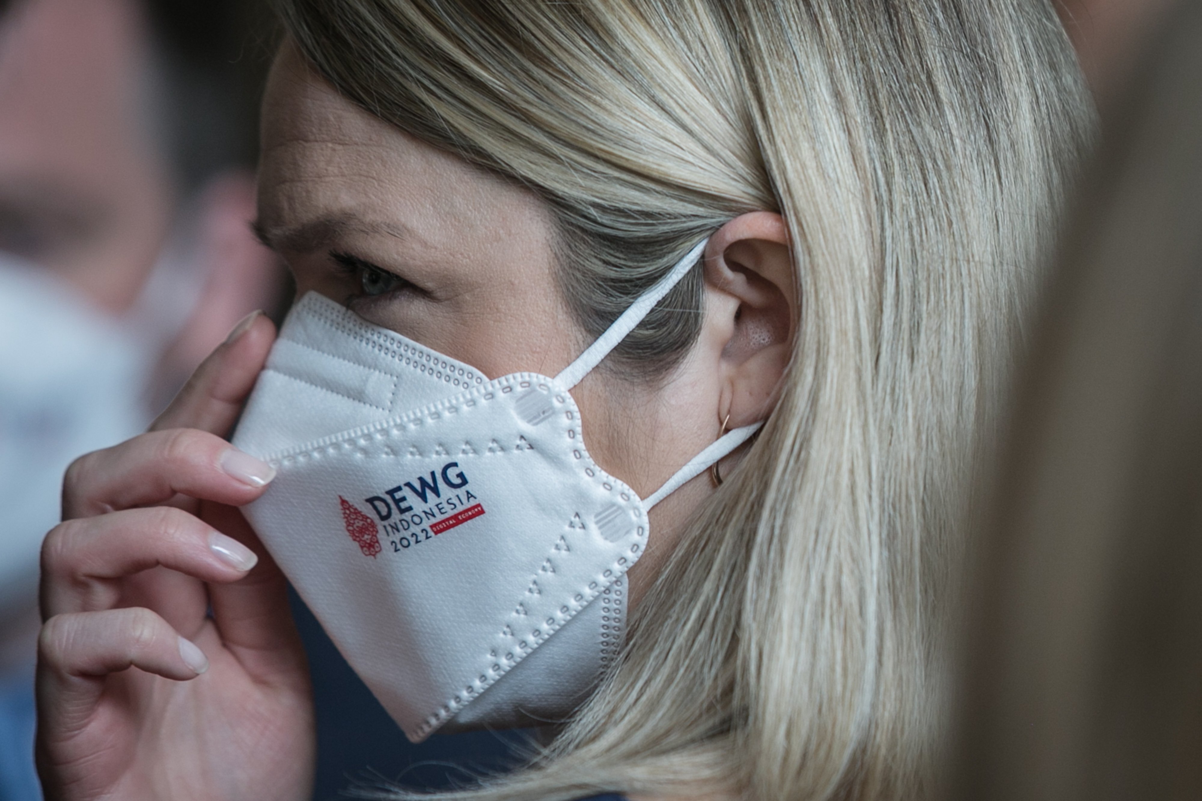 Warna negara asing memakasi Masker