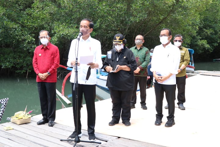  Presiden Jokowi didampingi Gubernur Bali Wayan Koster (baju merah) saat berkunjung ke Mangrove Center Bali, Jumat lalu