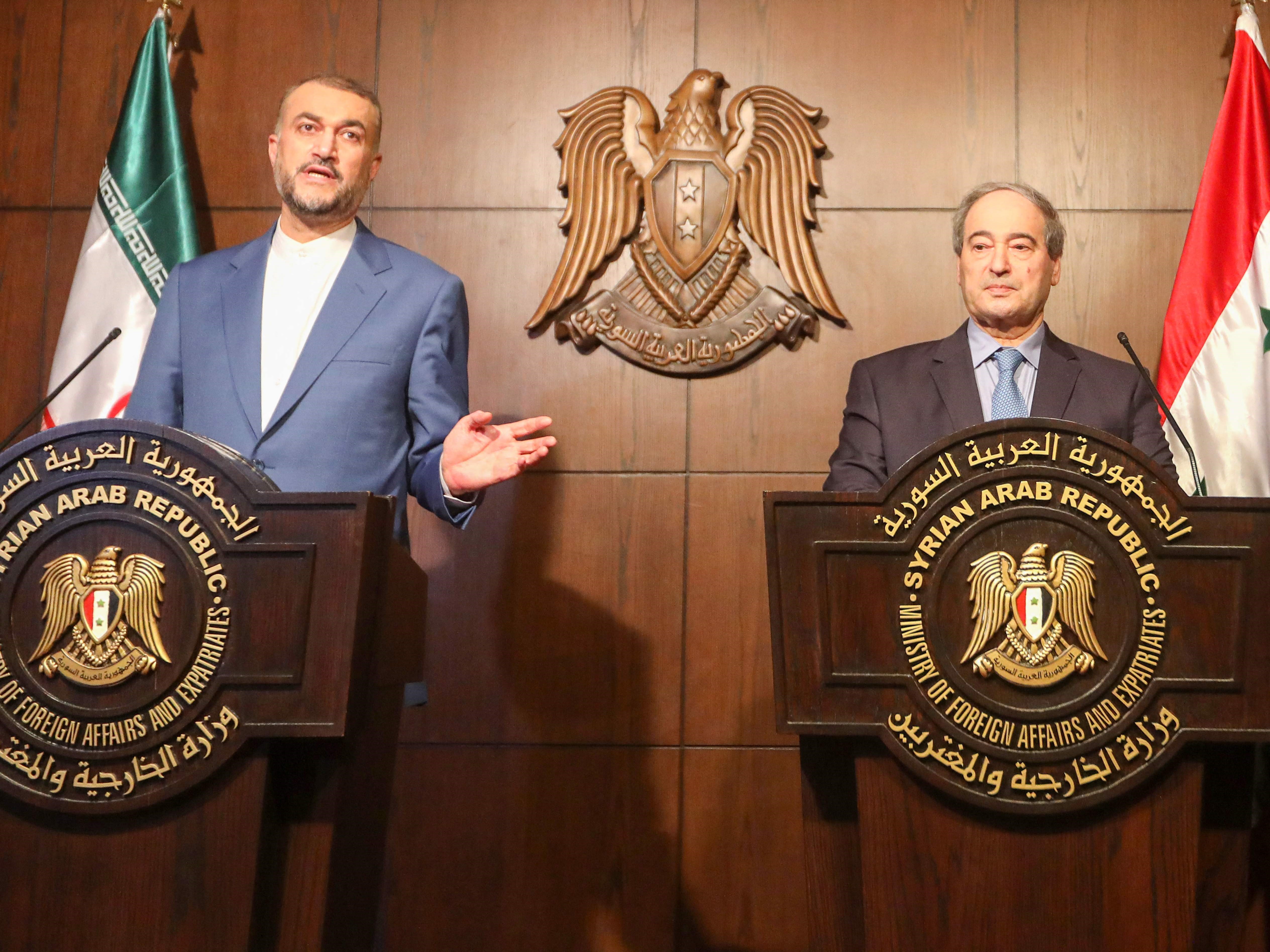 Menteri Luar Negeri Suriah Faisal Mekdad (kanan) menghadiri konferensi pers bersama dengan Menlu Iran Hossein Amir-Abdollahian.