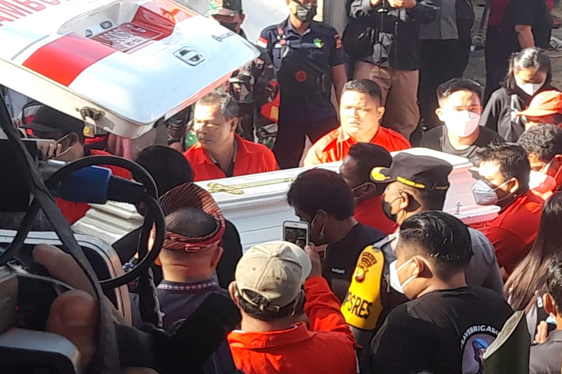 Selesai digali, peti jenazah Brigadir J diusung ke mobil ambulans untuk dibawa ke RSUD Sungai Bahar untuk diautopsi ulang, Rabu (27/7).