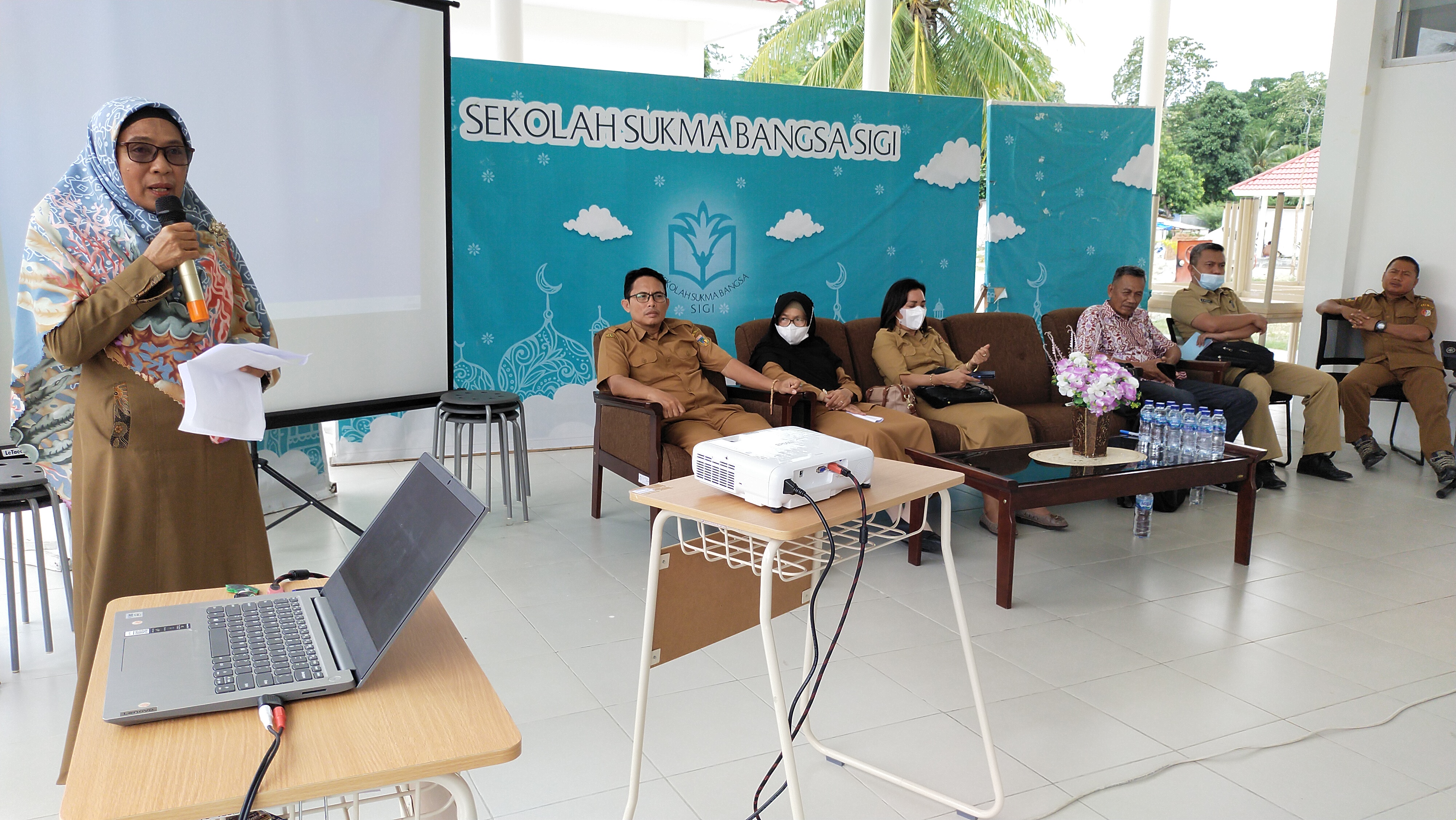 Jajaran pendidik Sekolah Sukma Bangsa Sigi menyambut kehadiran siswa baru di Kabupaten Sigi, Sulawesi Tengah, Selasa (12/7). 