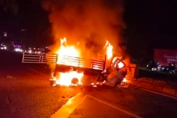 Kecelakaan mobil pikap di Jembatan Cipunagara, Kabupaten Subang, Jawa Barat, Senin dini hari. 