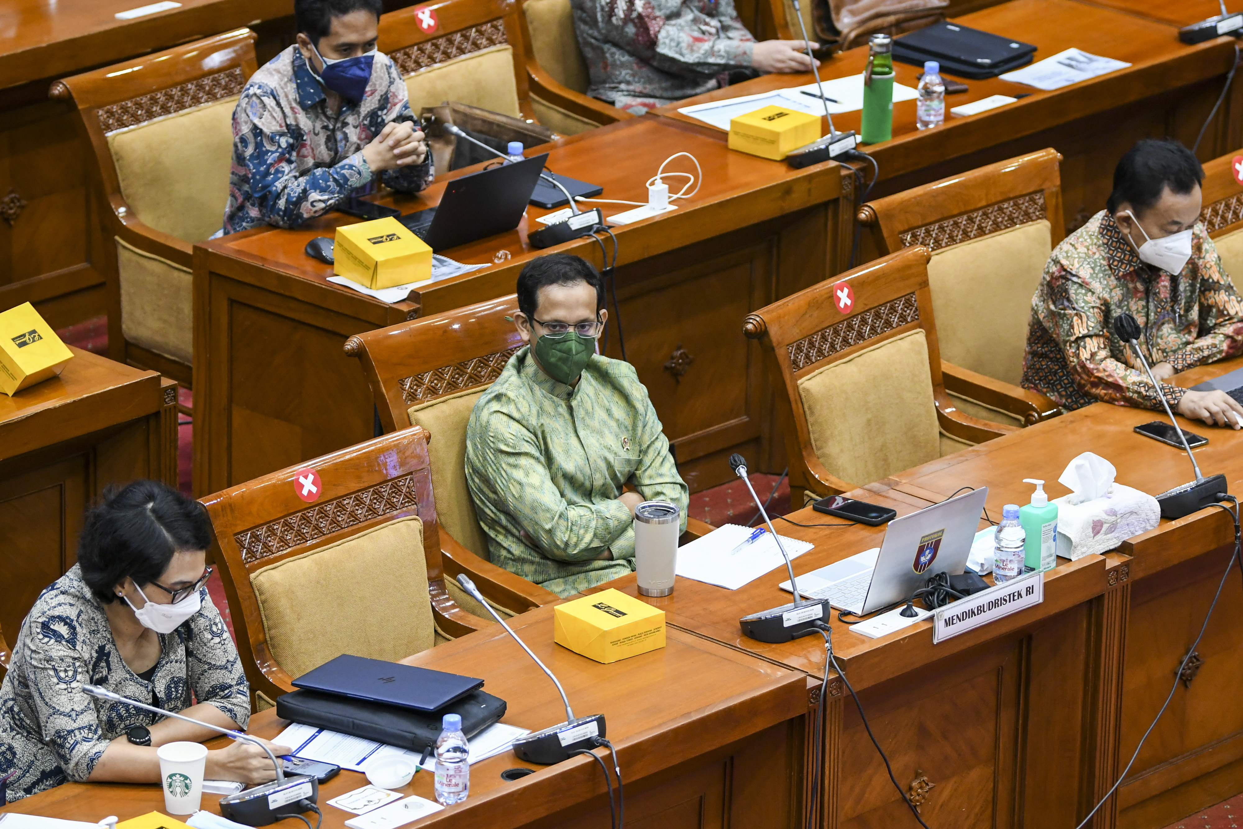 Mendikbud-Ristek Nadiem Makarim (tengah) mengikuti rapat kerja dengan Komisi X DPR di Kompleks Parlemen, Senayan, Jakarta, Rabu (8/9/2021)