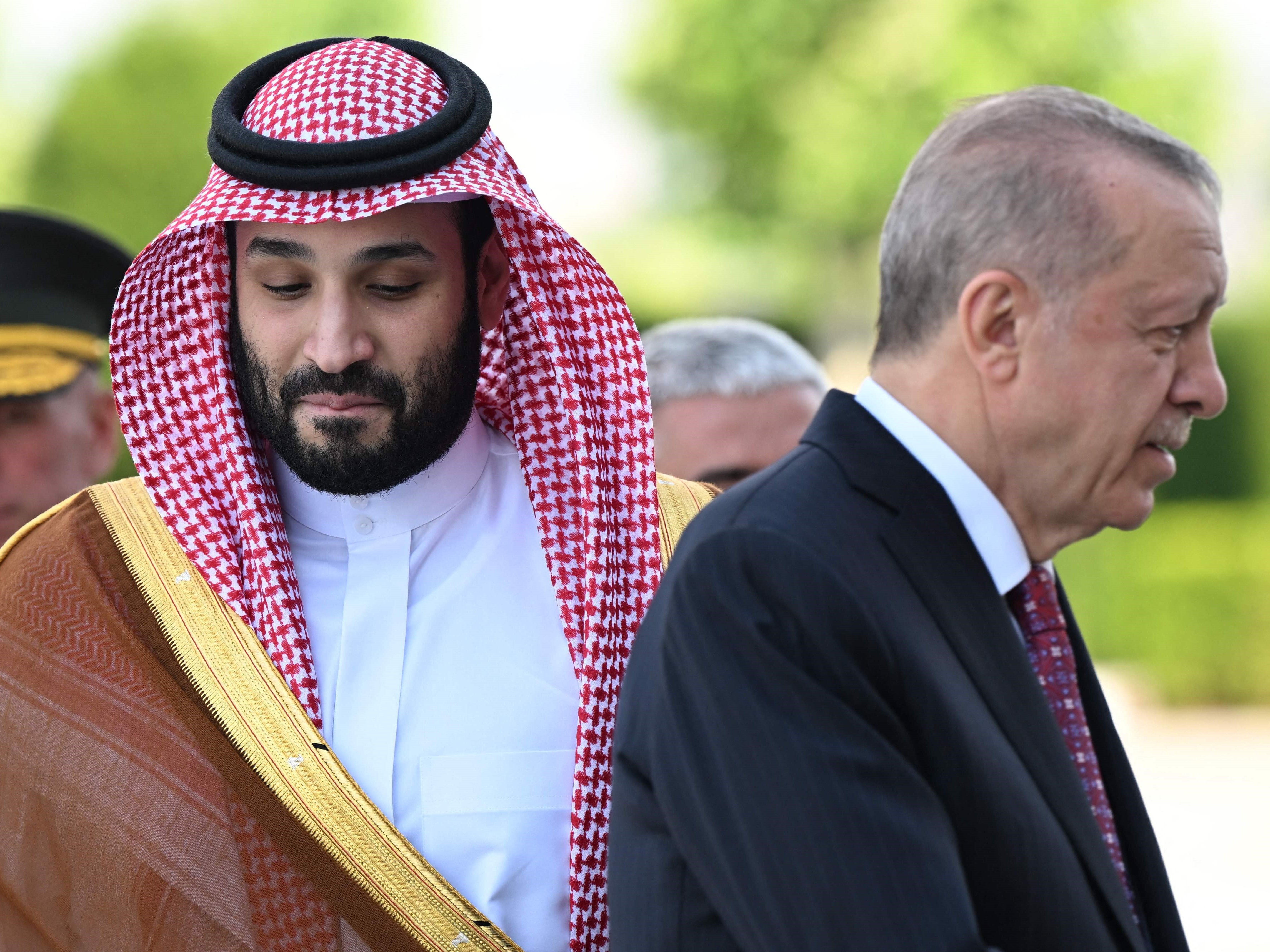 Putra Mahkota Saudi Mohammed bin Salman (kiri) dan Presiden Turki Recep Tayyip Erdogan (kanan).