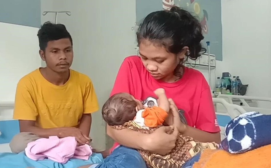 Karolina Fatima Keluru menggendong Cika bersama suami Sabinus. 