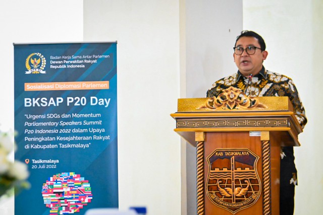 Ketua BKSAP DPR RI Fadli Zon dalam agenda Sosialisasi Diplomasi Parlemen di Kantor Bupati Tasikmalaya, Jawa Barat, Rabu (20/7).
