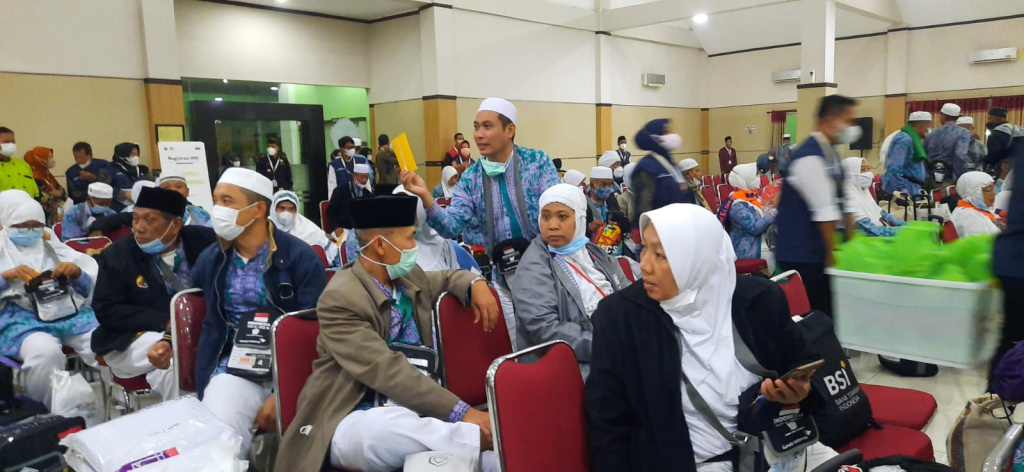 Para jemaah haji kloter 3 kepulangan di Debarkasi Solo melakukan tes antigen, Minggu (17/7).