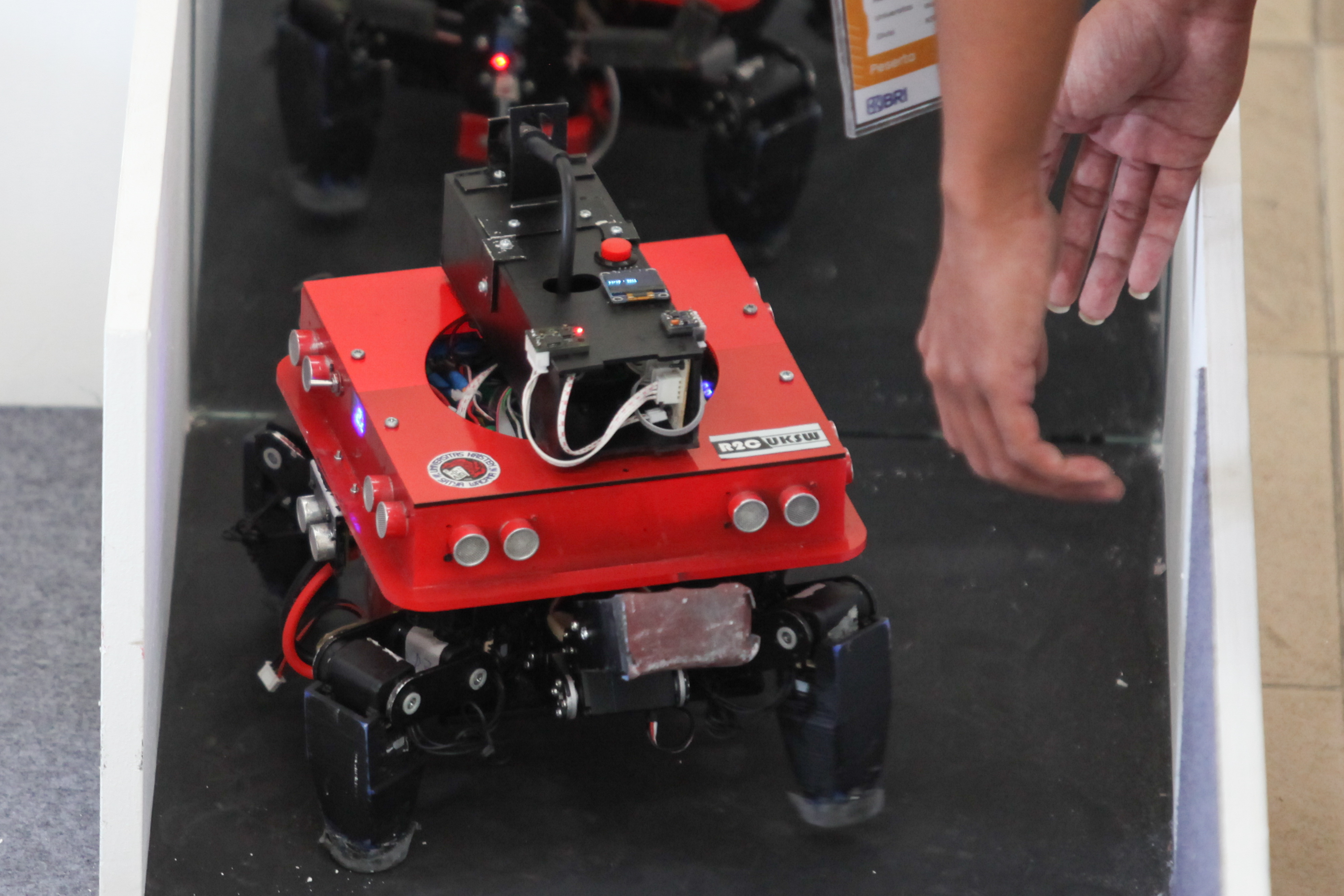 Peserta mencoba robotnya saat Kontes Robot Indonesia 2022 di Surabaya, Jatim, Jumat (1/7).