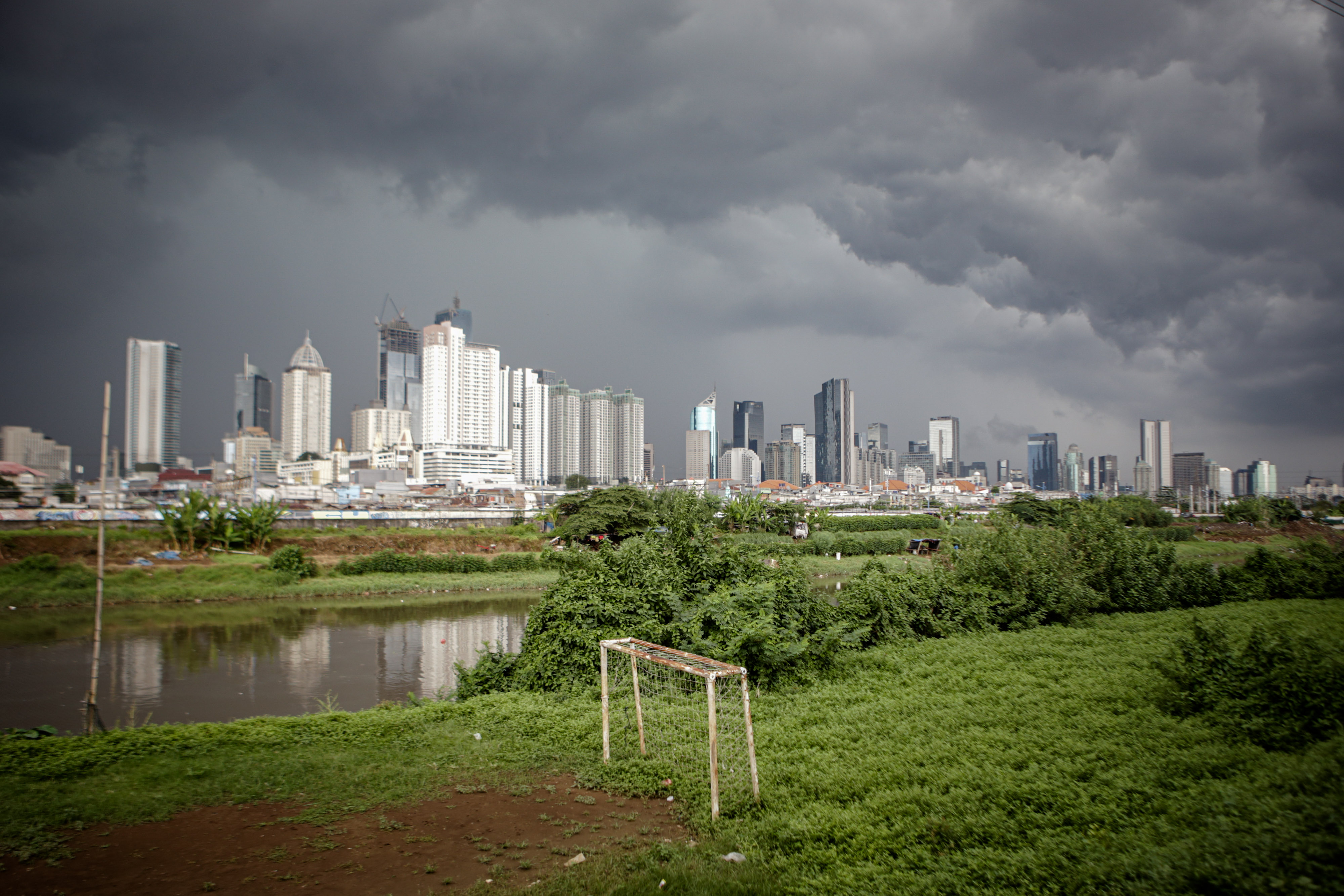 Awan mendung menyelimuti langit wilayah Jakarta.