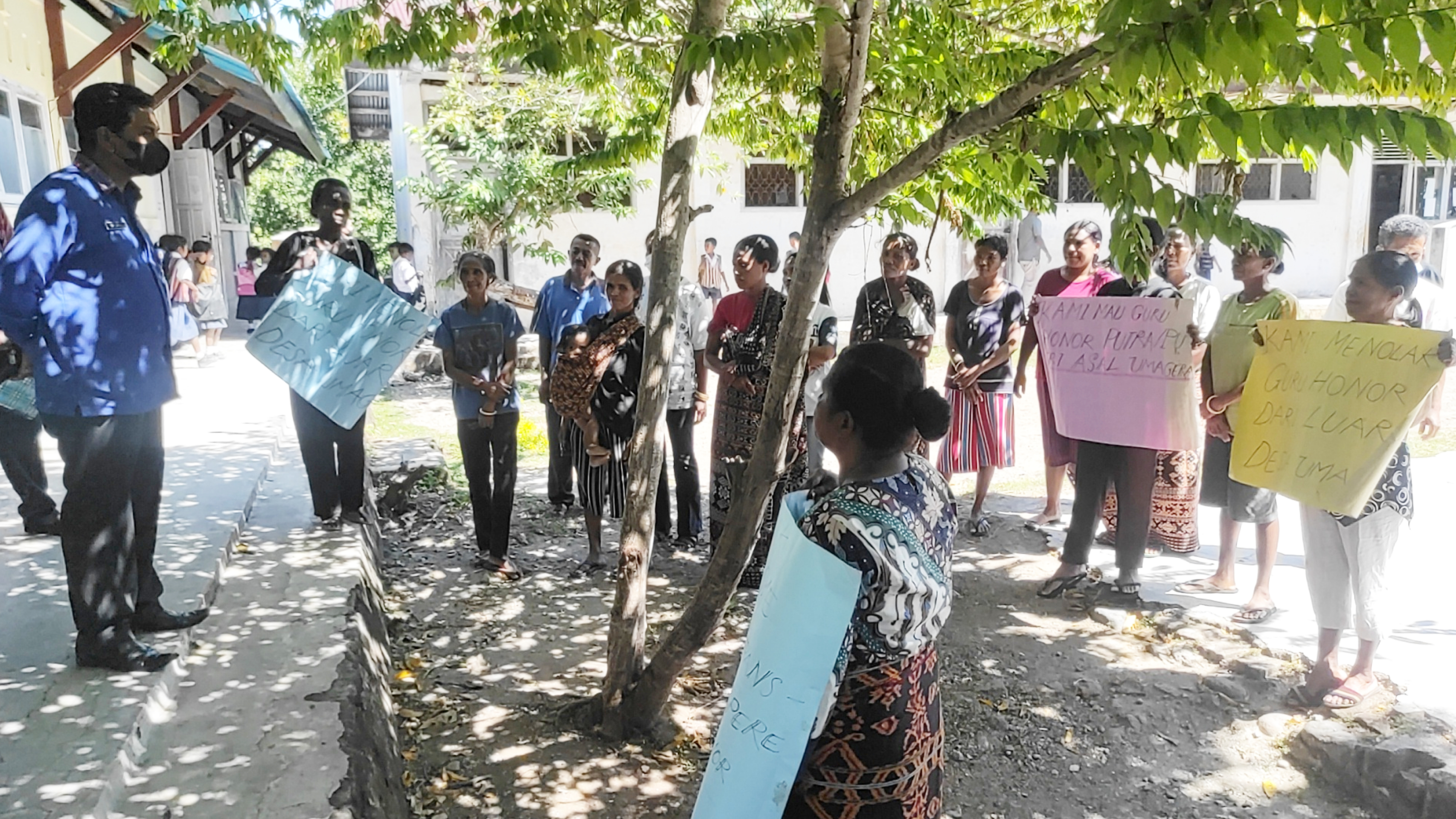  Kepala Dinas Pendidikan Kepemudaan dan Olahraga Kabupaten Sikka, Herry Sales (baju biru) mendengarkan aspirasi ortu murid yang demo di SDK 