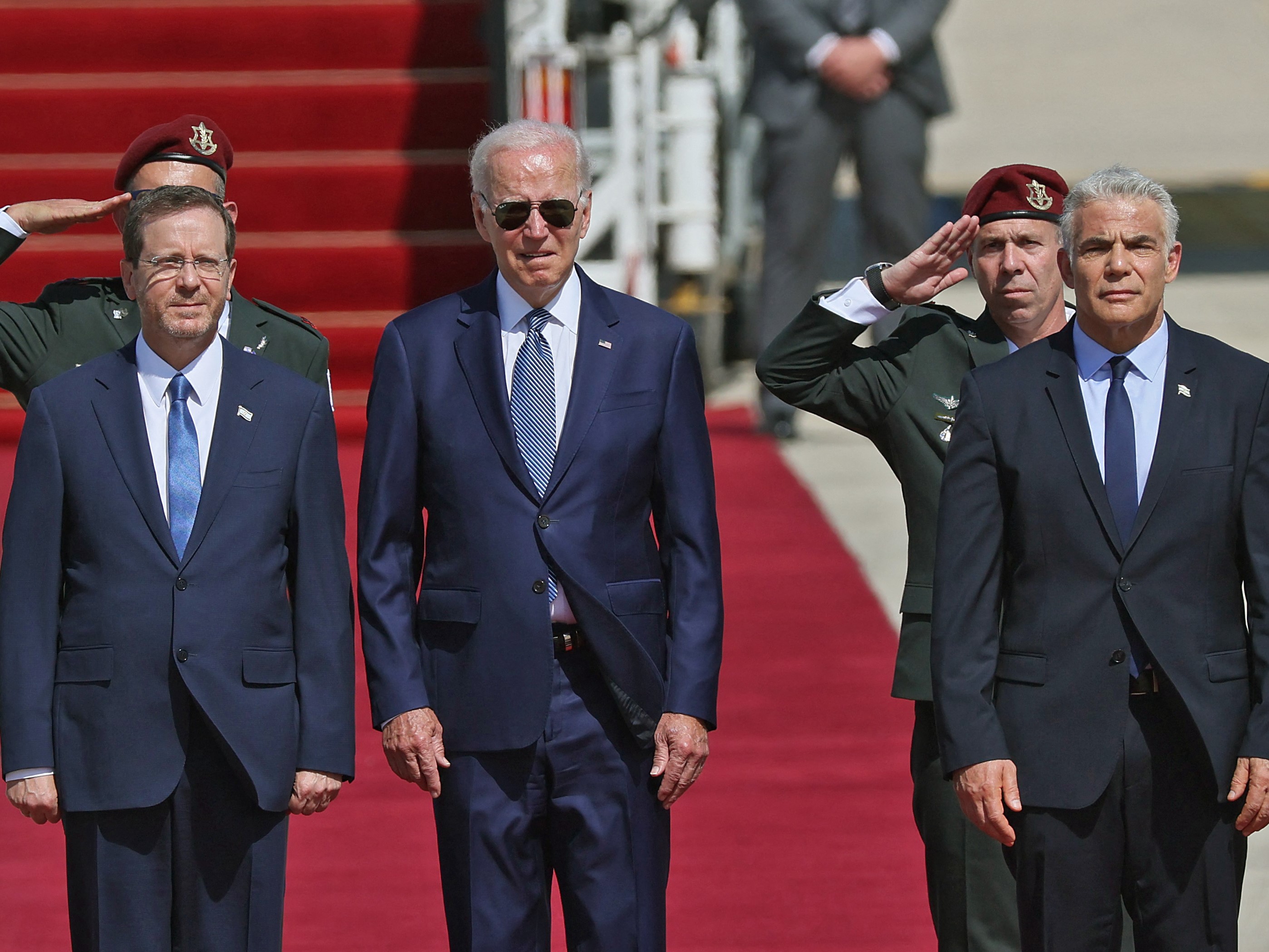 Presiden AS Joe Biden (tengah) disambut oleh Presiden Israel Isaac Herzog (kiri) dan Perdana Menteri Yair Lapid di Bandara Ben Gurion.