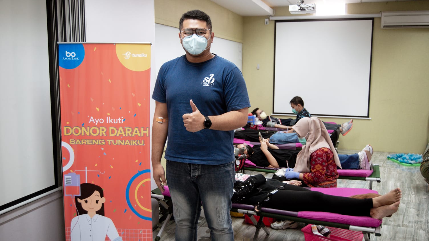 Chief Technology Officer Amar Bank, Kevin Kane, berpartisipasi dalam kegiatan sosial donor darah.
