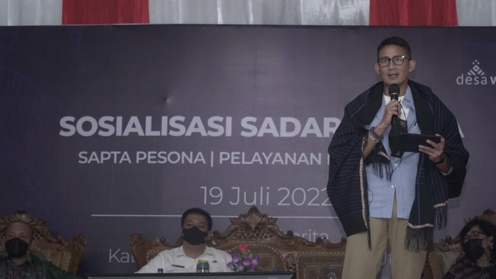 Menteri Pariwisata dan Ekonomi Kreatif Sandiaga Uno saat menutup Sosialisasi Sadar Wisata di Samosir, SUmut