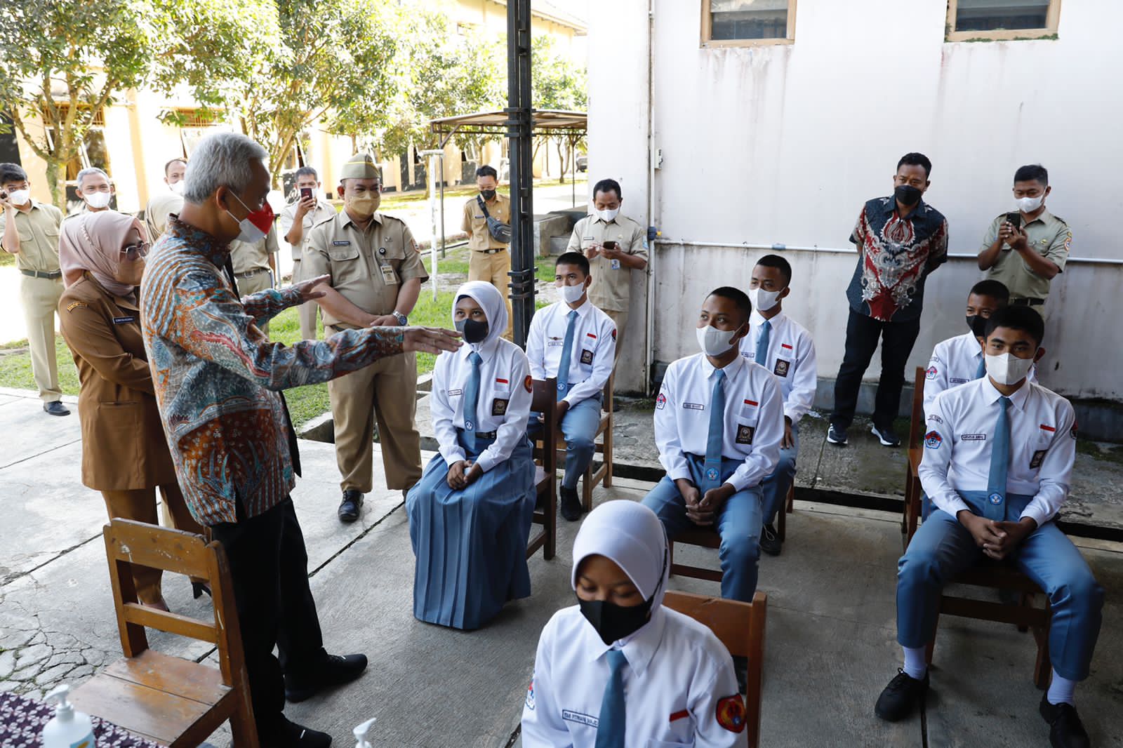 Gubernur Jateng Ganjar Pranowo saat berkunjung di salah satu SMK Negeri gratis di Purbalingga
