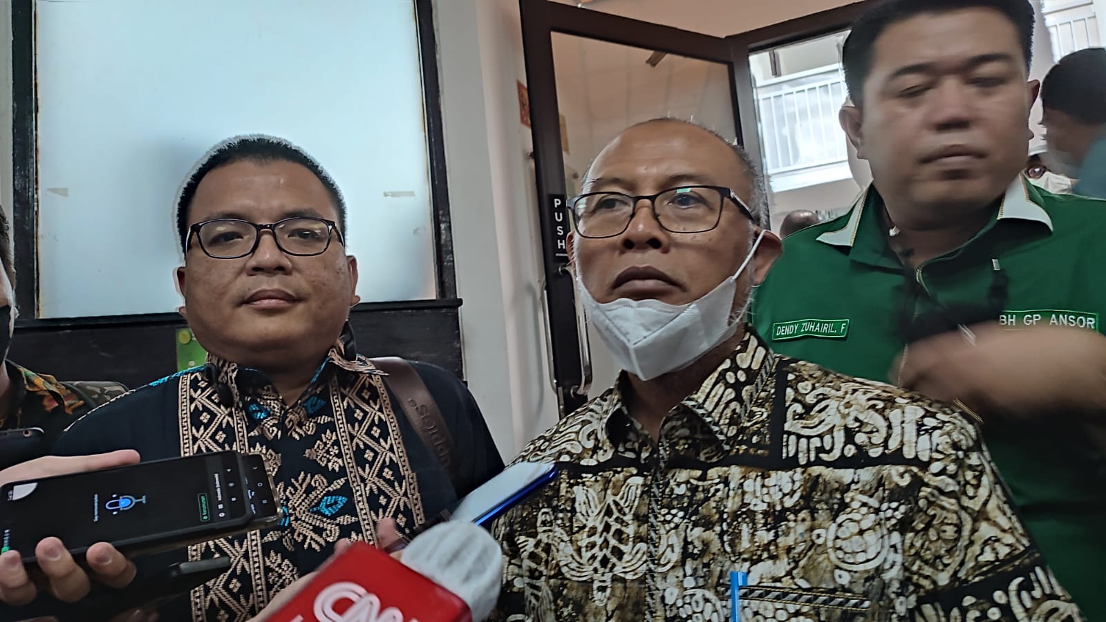 Kuasa hukum Mardani H Maming Bambang Widjojanto (kanan) dan Denny Indrayana