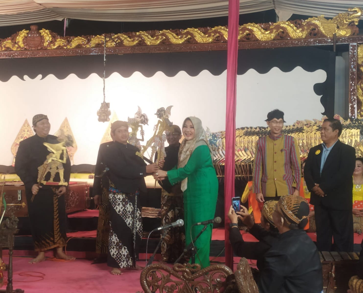 Bupati Sri Mulyani menyerahkan tokoh Bima kepada dalang Ki Kusni. 