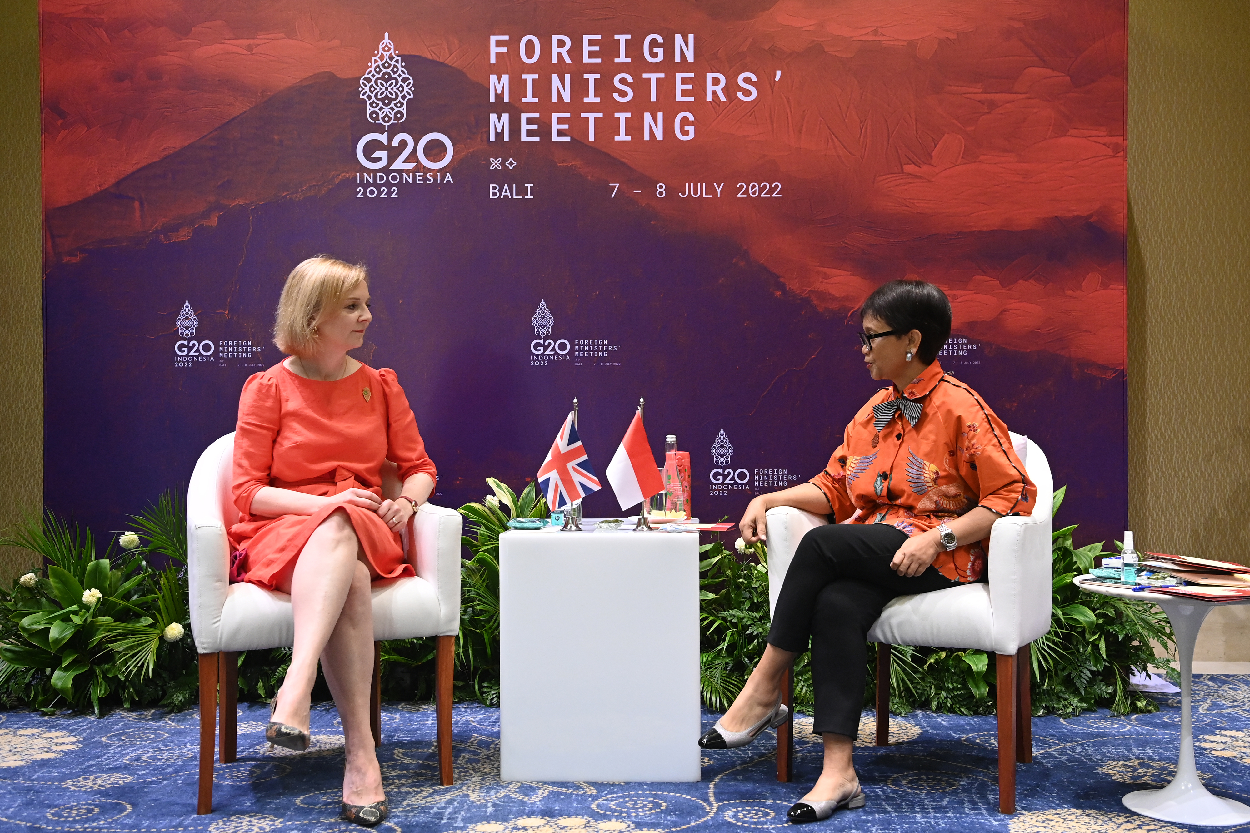 Menteri Luar Negeri Retno Marsudi (kanan) dan Menteri Luar Negeri Inggris Elizabeth Truss melakukan pertemuan bilateral