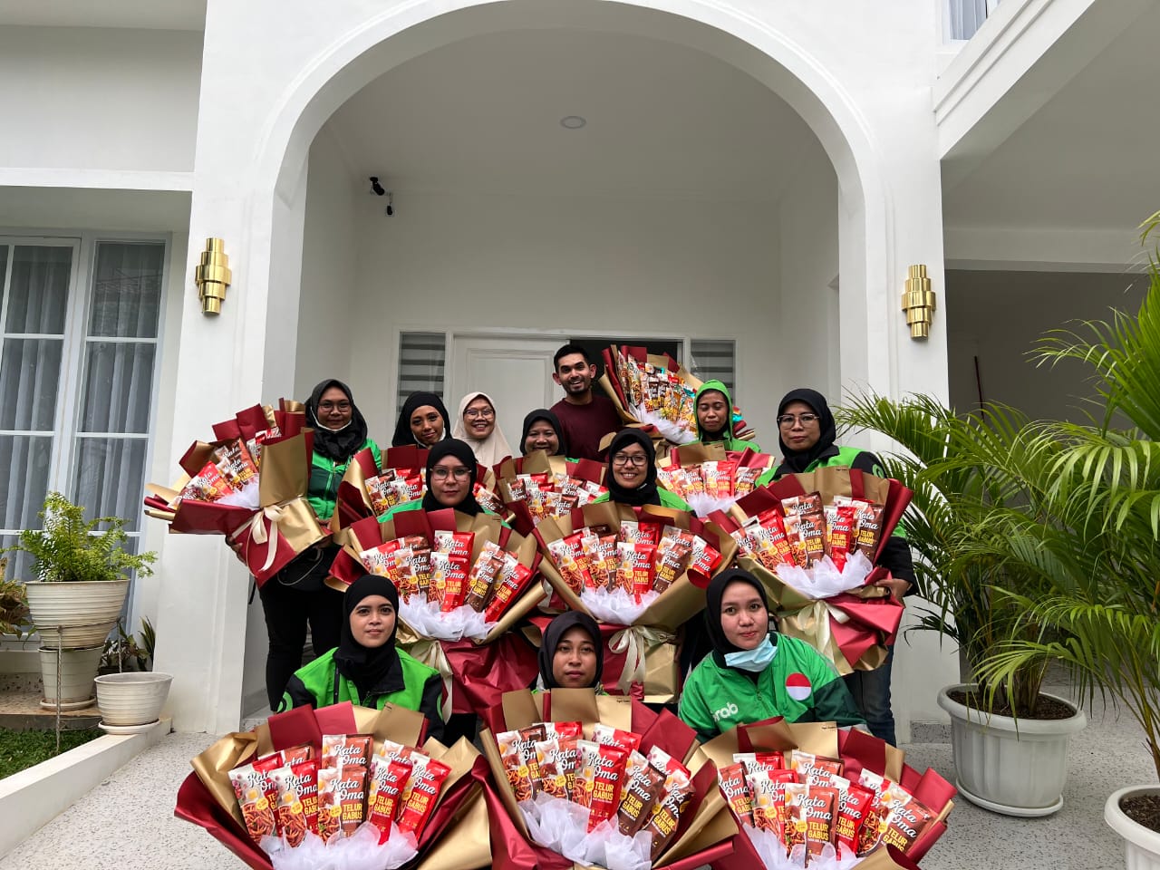 Sejumlah tukang ojek perempuan berpose.