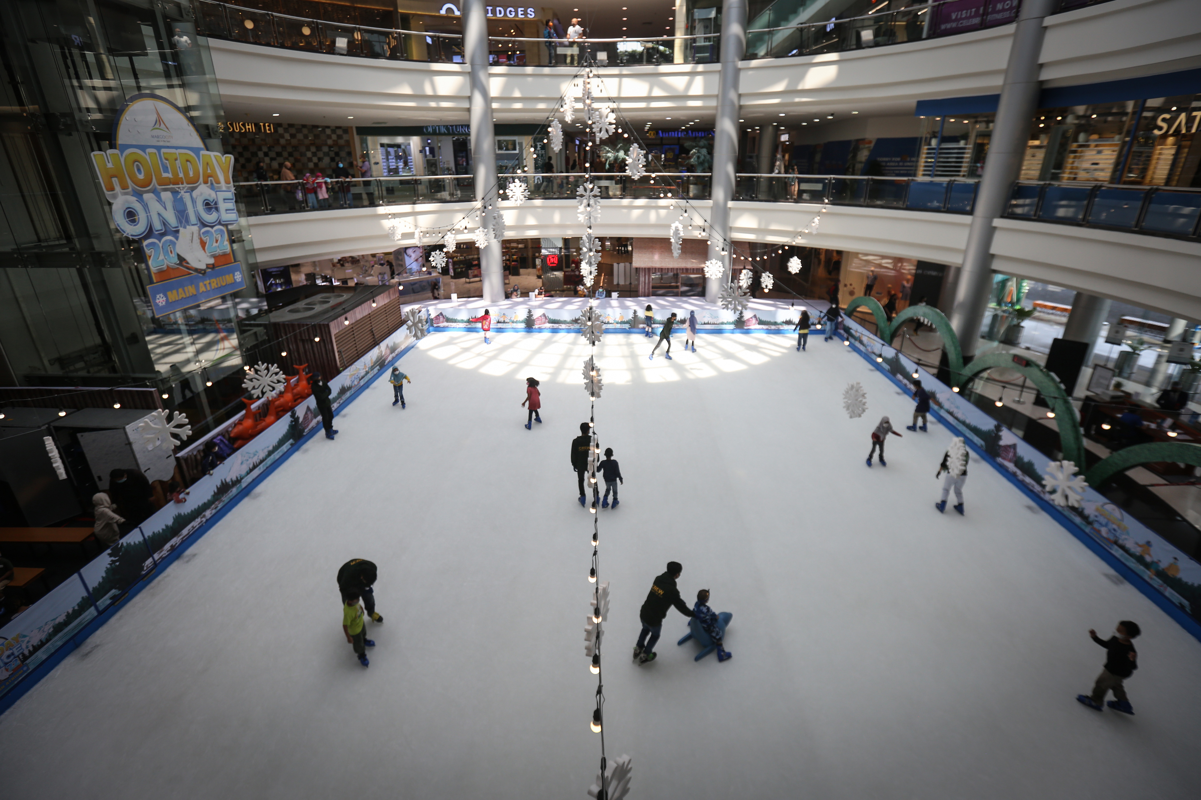 Wahana permainan seluncur es di salah satu pusat perbelanjaan Depok, Jawa Barat, yang menjadi tujuan wisata untuk mengisi liburan sekolah.