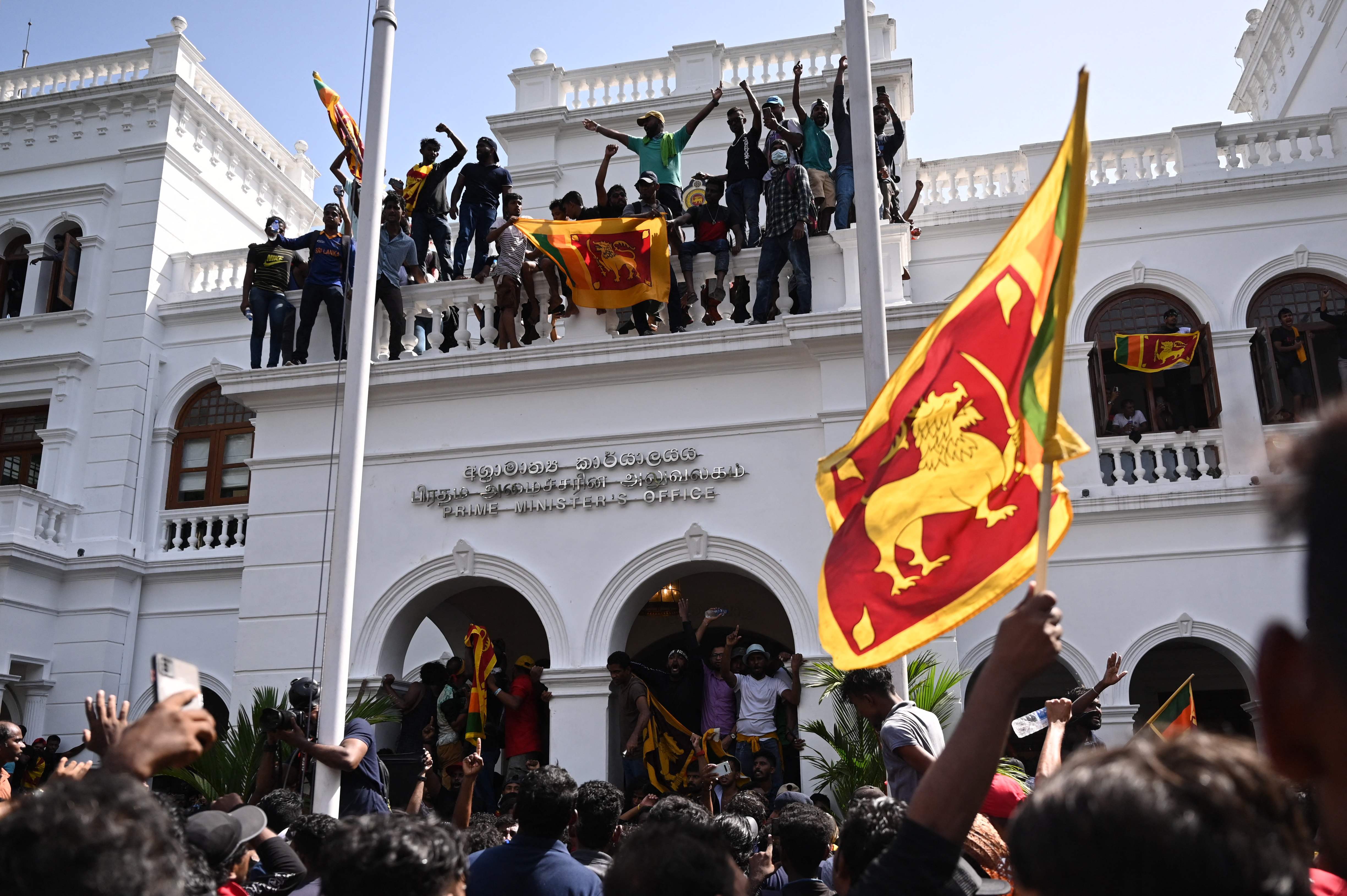 Demonstran menduduki kantor perdana menteri Sri Lanka di Colombo.