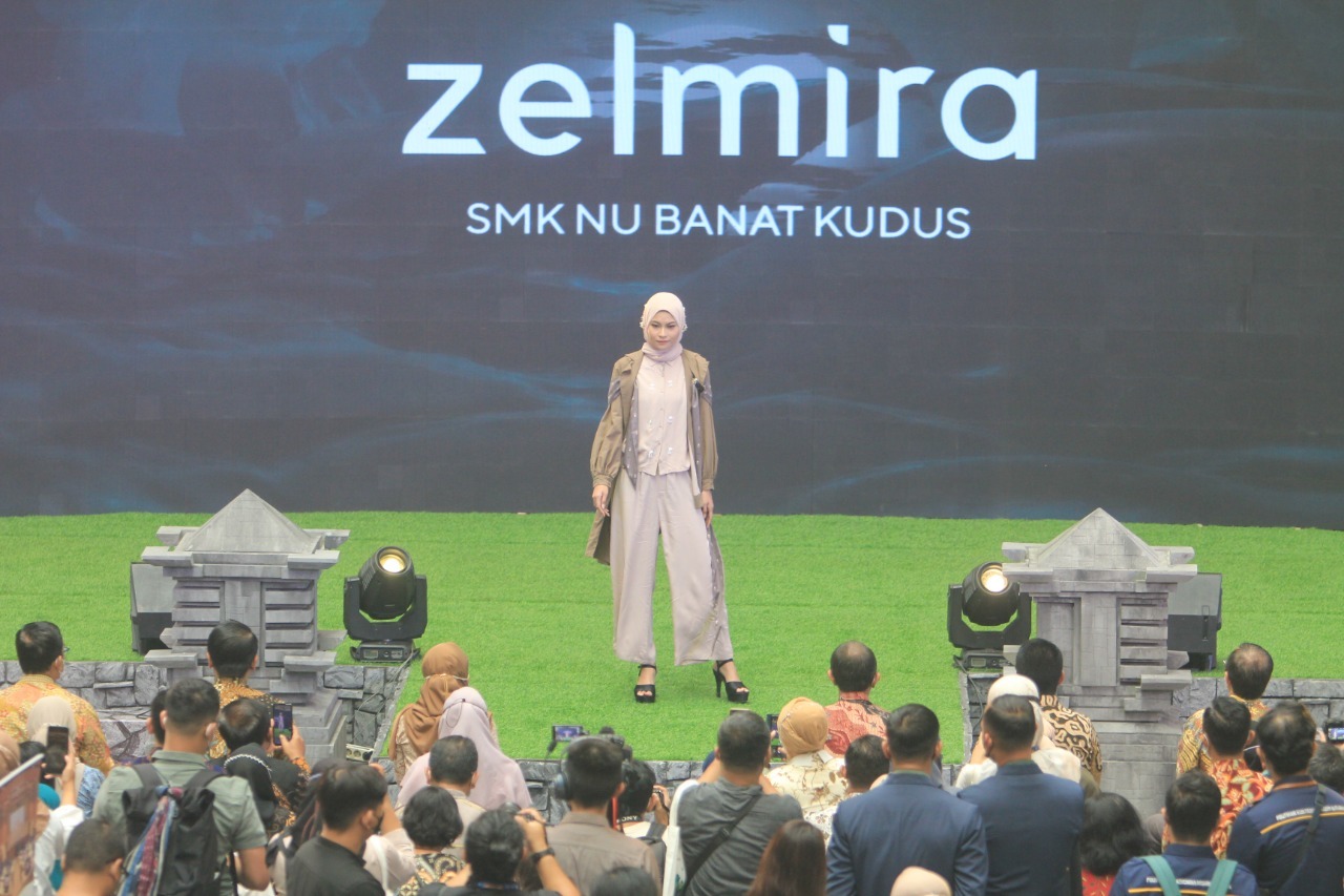 Baju muslim karya siswa-siswa SMK NU Banat Kudus yang menjadi pembuka Vokasiland di Surabaya, 28-31 Juli 2022.