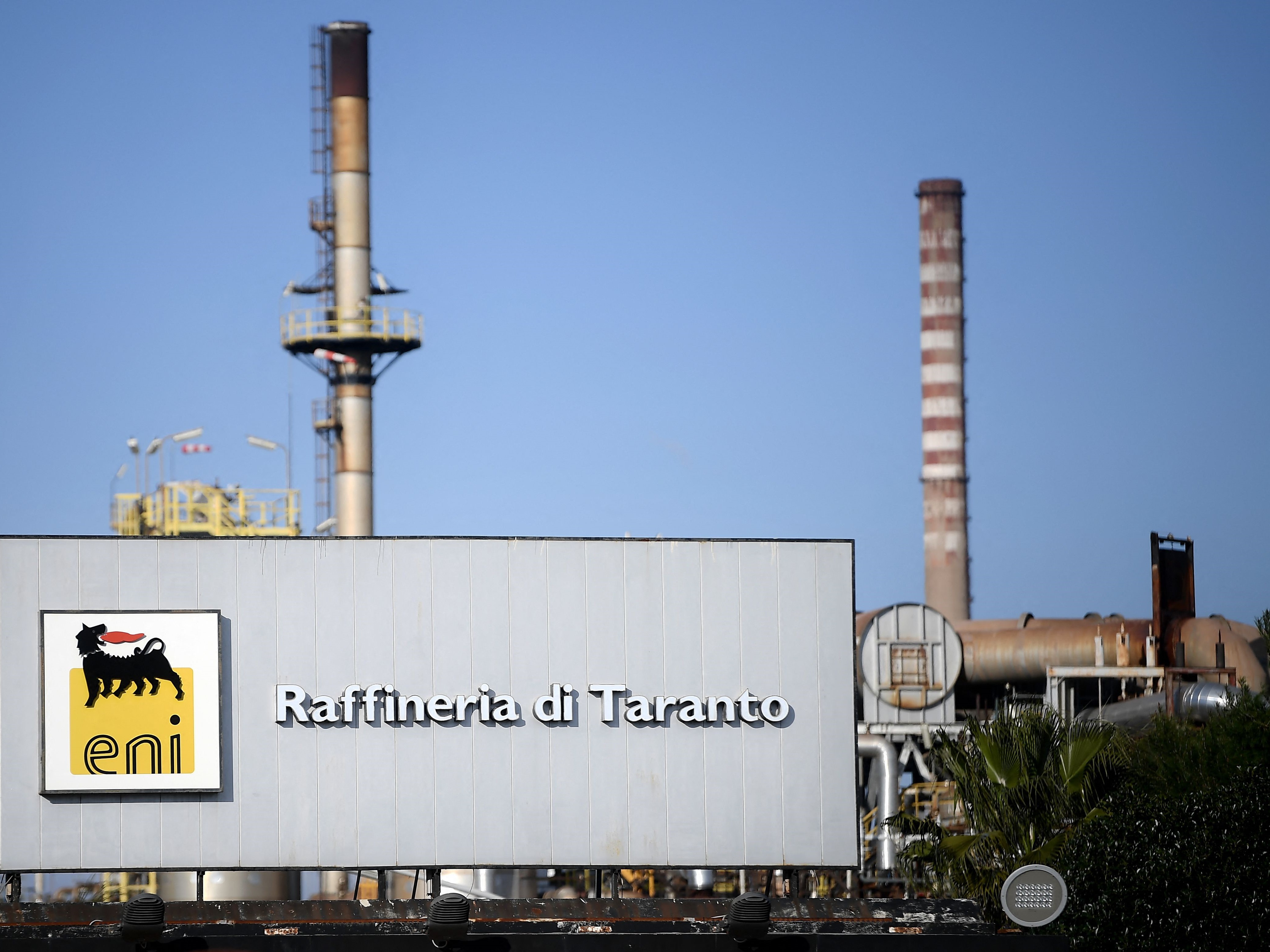 Kilang perusahaan minyak dan gas multinasional Italia ENI pada 9 Maret 2022 di Taranto, Italia selatan. 