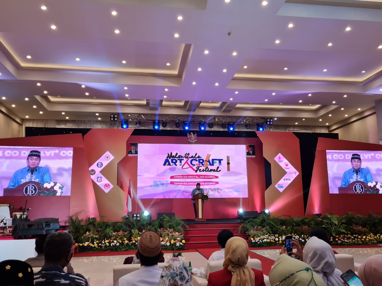 Wakil Ketua DPR Rachmat Gobel berpidato pada pembukaan Hulonthalo Art and Craft 2022 yang diselenggarakan BI di Gorontalo, Rabu (13/7).