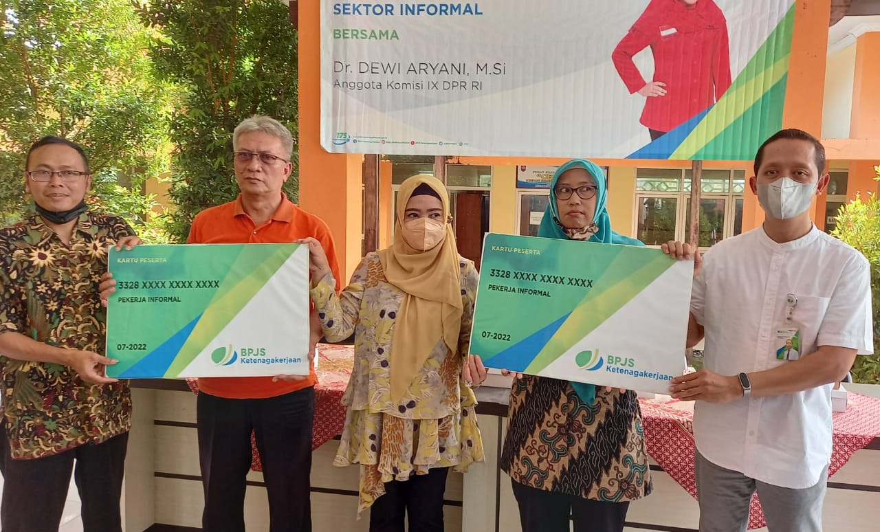 Anggota DPR RI Dewi Aryani bersama para pekerja informal