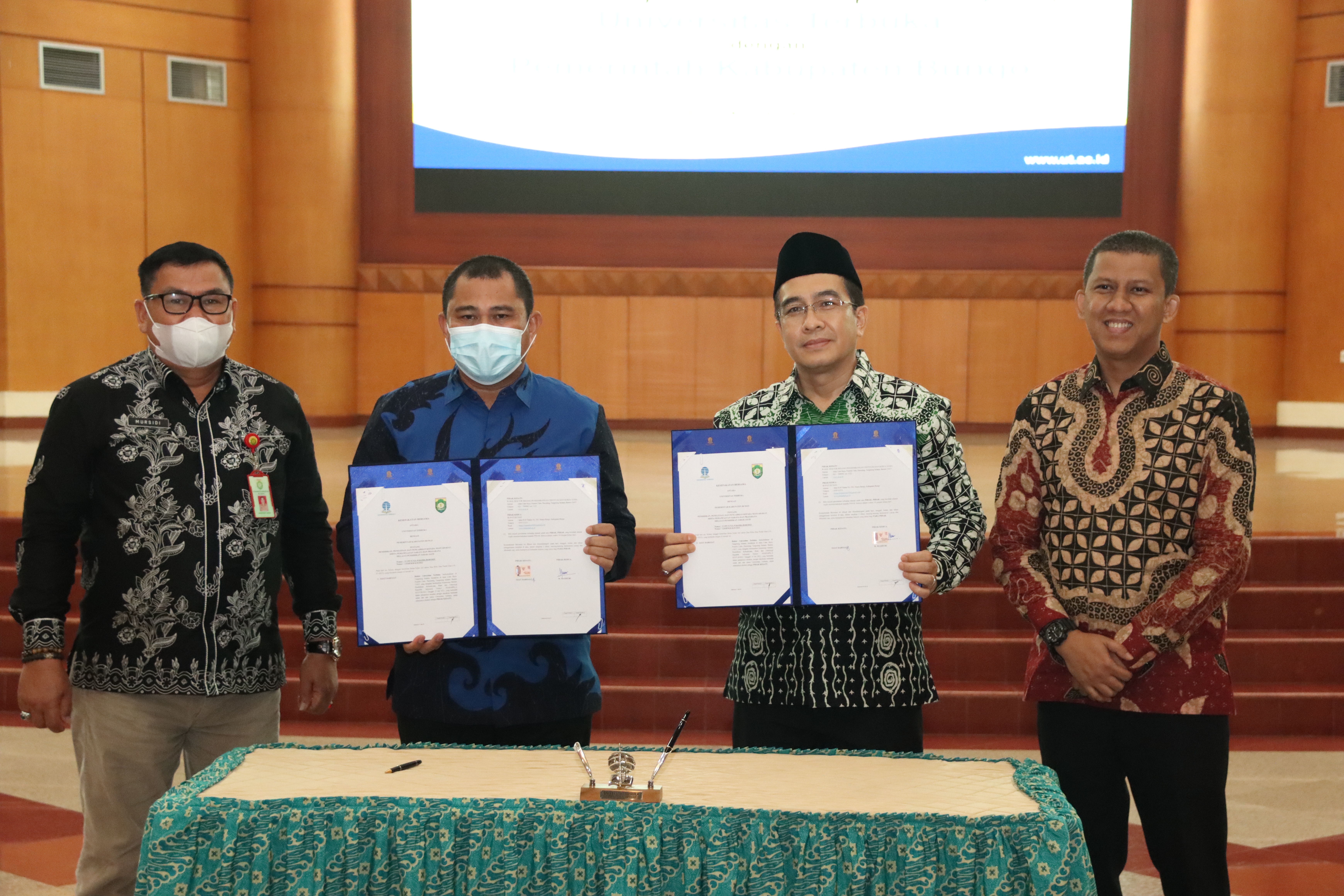 Universitas Terbuka (UT) dan Pemkab Bungo, Provinsi Jambi melakukan penandatangan MoU di Jakarta, Selasa (19/7)..