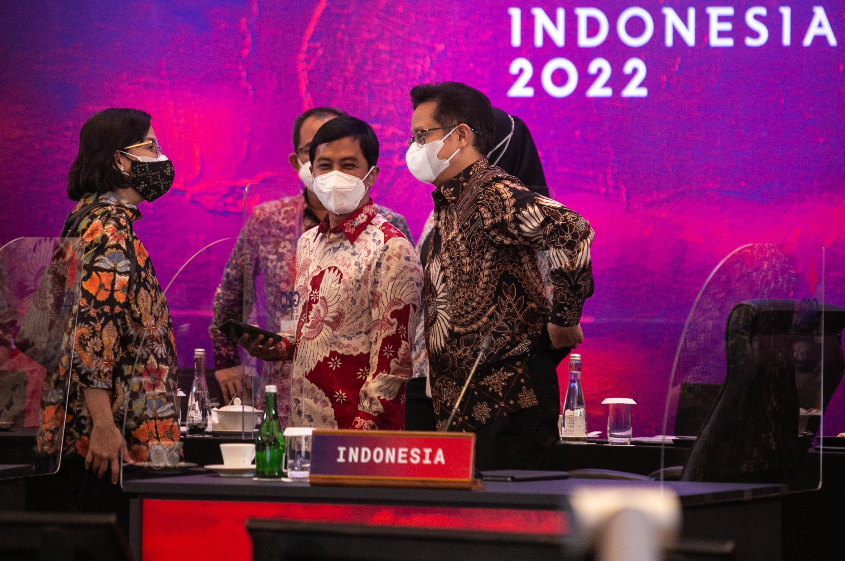 Menkeu Sri Mulyani dan Menkes Budi G Sadikin berbicara usai pertemuan Joint Finance and Health Ministers Meeting G20 Indonesia di Sleman.