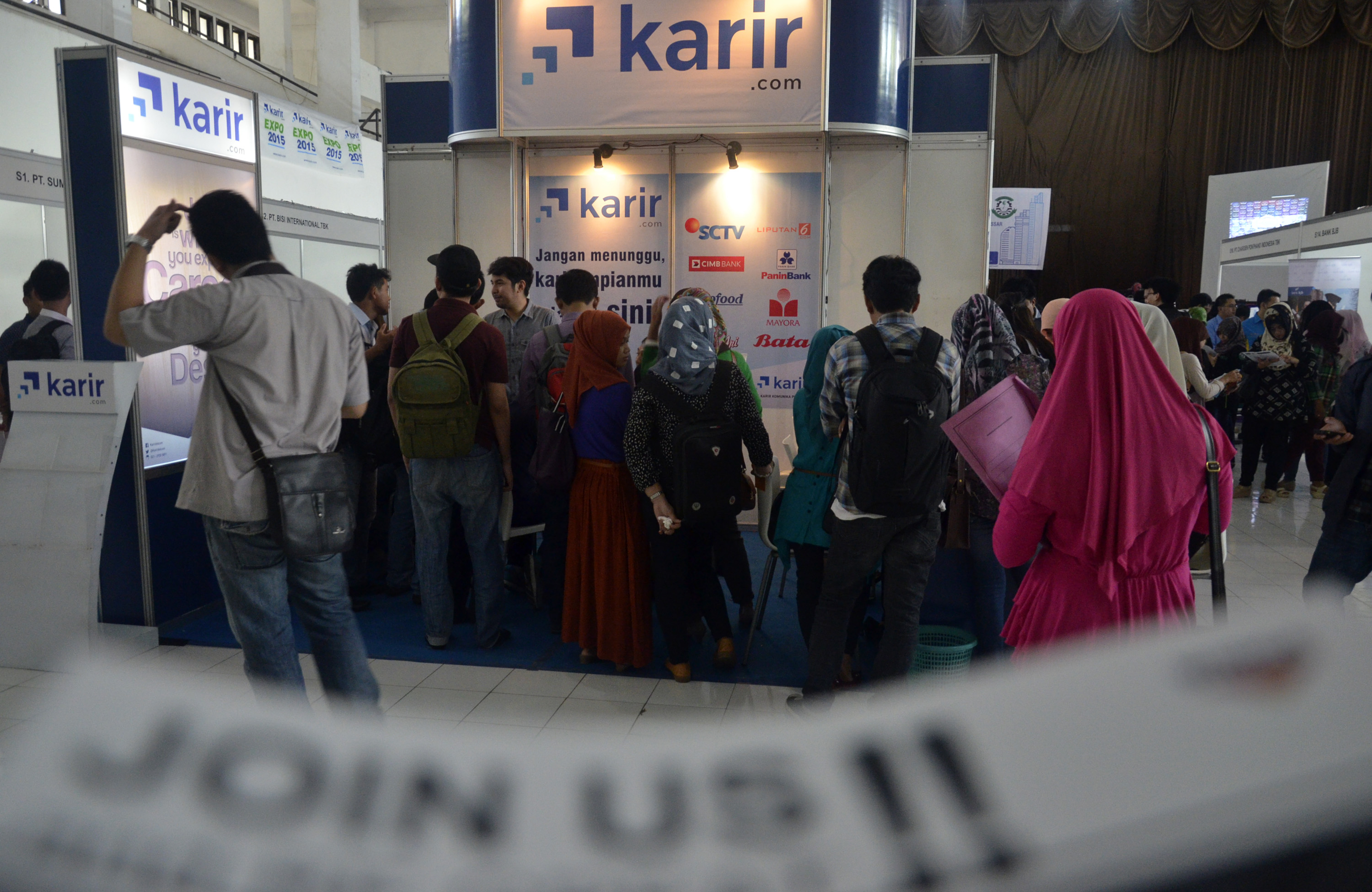  Sejumlah pencari kerja berada di stand untuk mengisi formulir secara online pada karir ekspo, beberapa waktu lalu di Makassar,Sulsel.