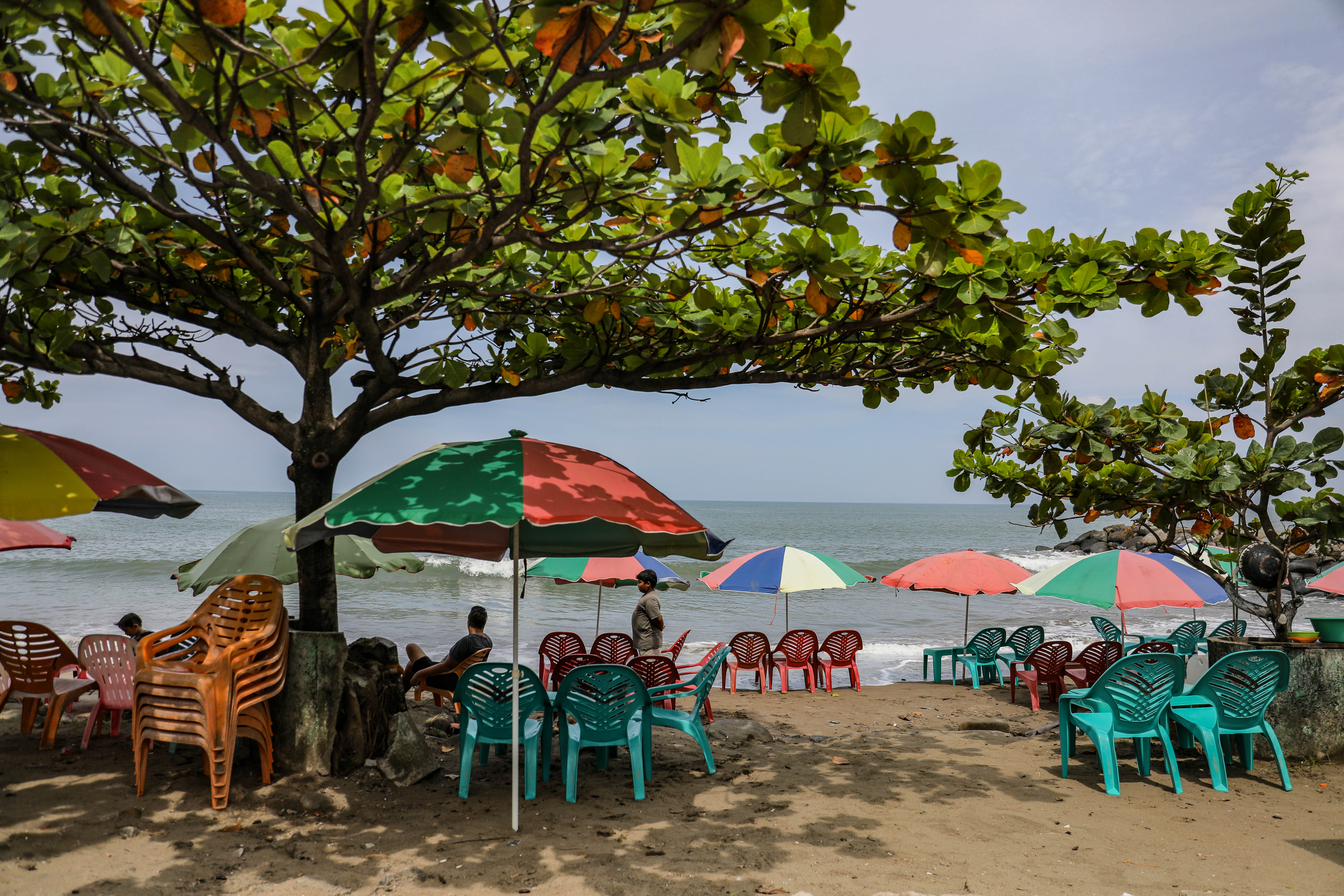Potret pedagang menyediakan bangku untuk pengunjung di Pantai Padang, Sumatera Barat.