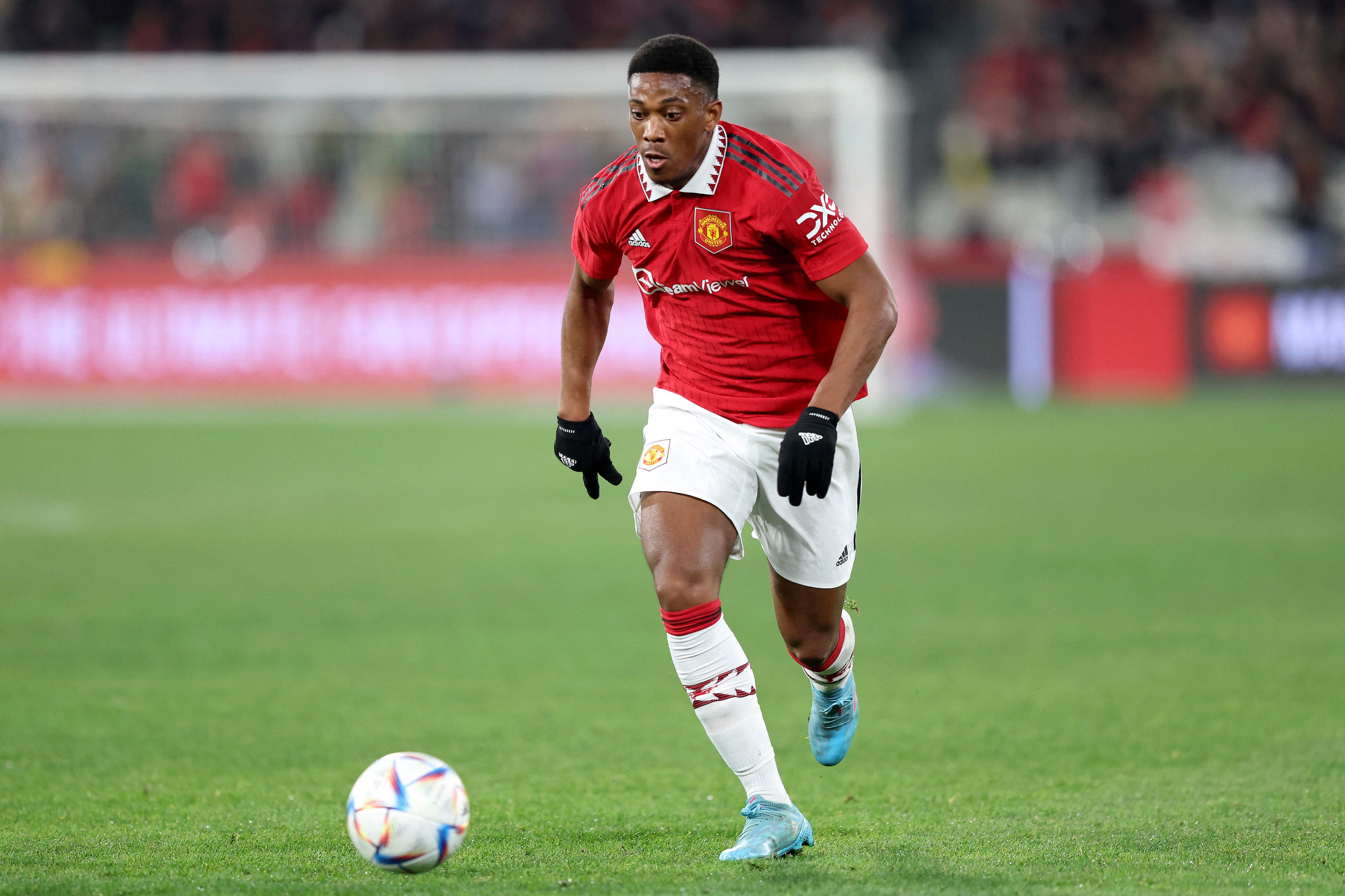 Pemain Manchester United Anthony Martial saat menggiring bola.