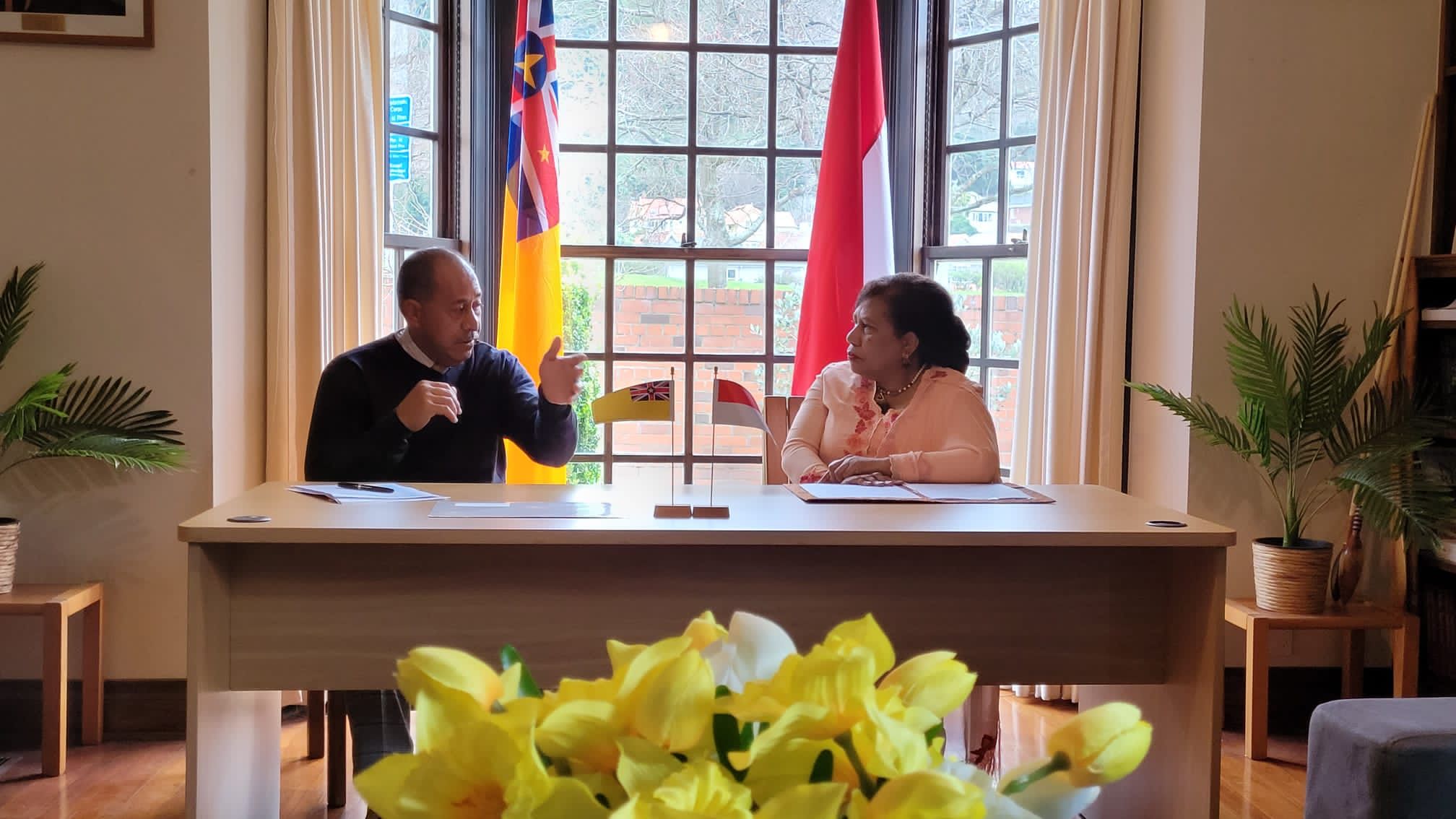 Duta Besar Fientje Maritje Suebu (kanan) saat  menyerahkan Surat Kepercayaan kepada Premier Niue, Hon Dalton Tagelagi. 