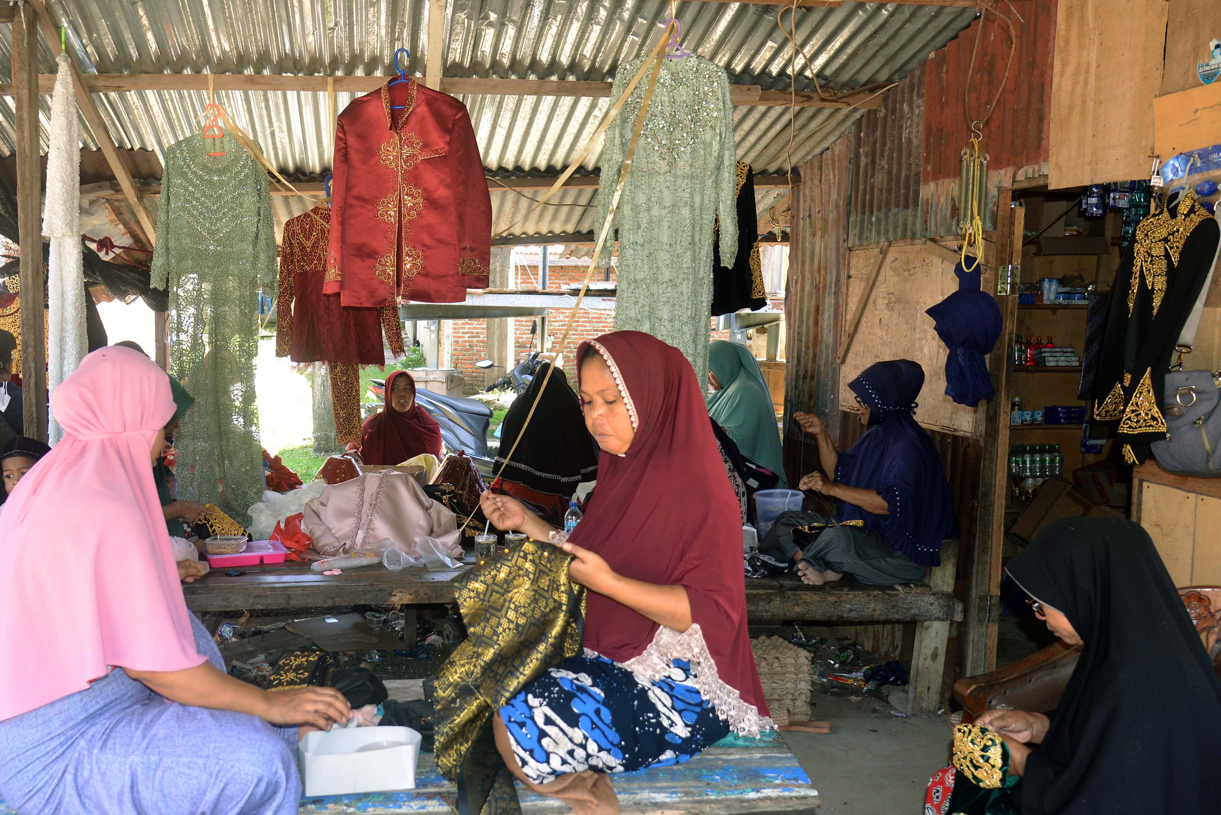Rumah Panggung Usaha Mikro Kecil dan Menengah (UMKM) Mandiri Ida Payet, Desa Lambaro Neujid, Kabupaten Aceh Besar, Aceh.
