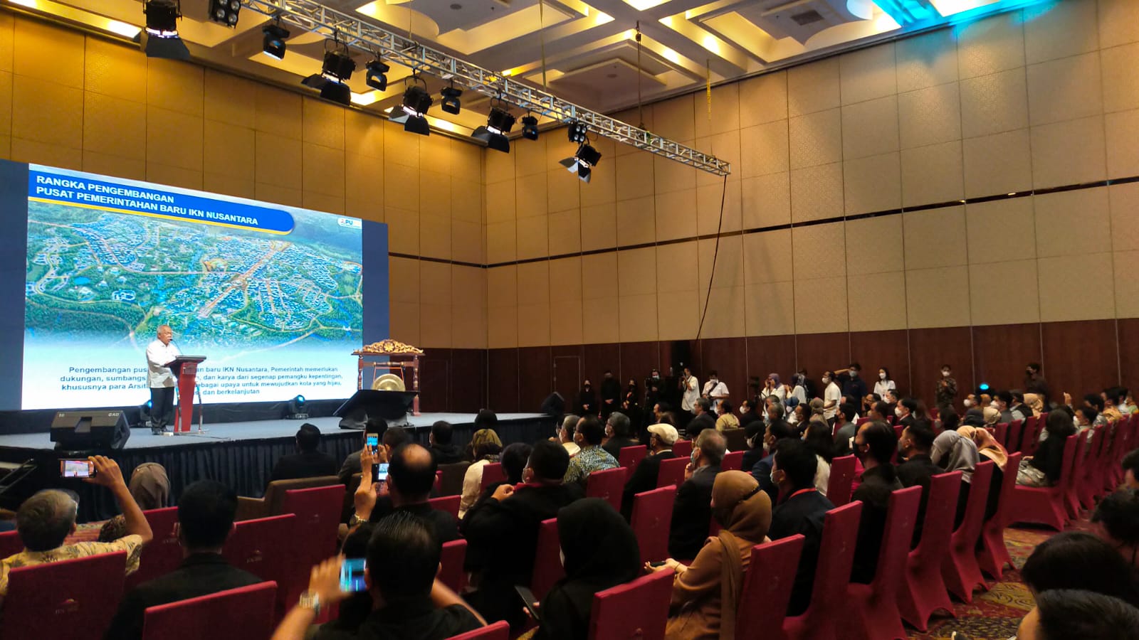 Menteri PUPR Basoeki Hadimoeljono membuka Festival dan Konferensi Arsitektur ARCH:ID di ICE BSD City, Tangerang, 