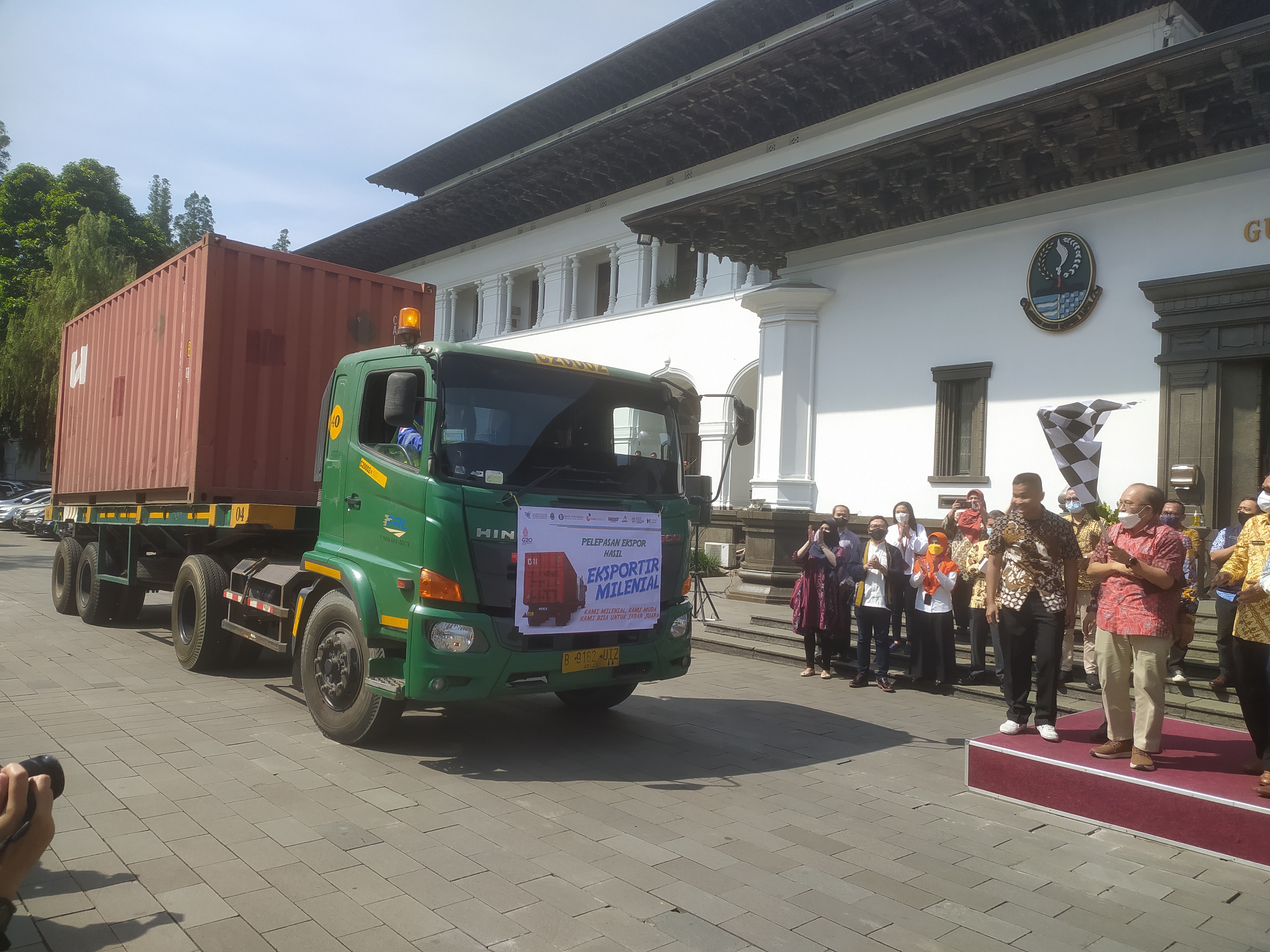 Pelepasan ekspor kelapa parut dari Jawa Barat ke Meksiko di depan Kantor Gubernur Jawa Barat 