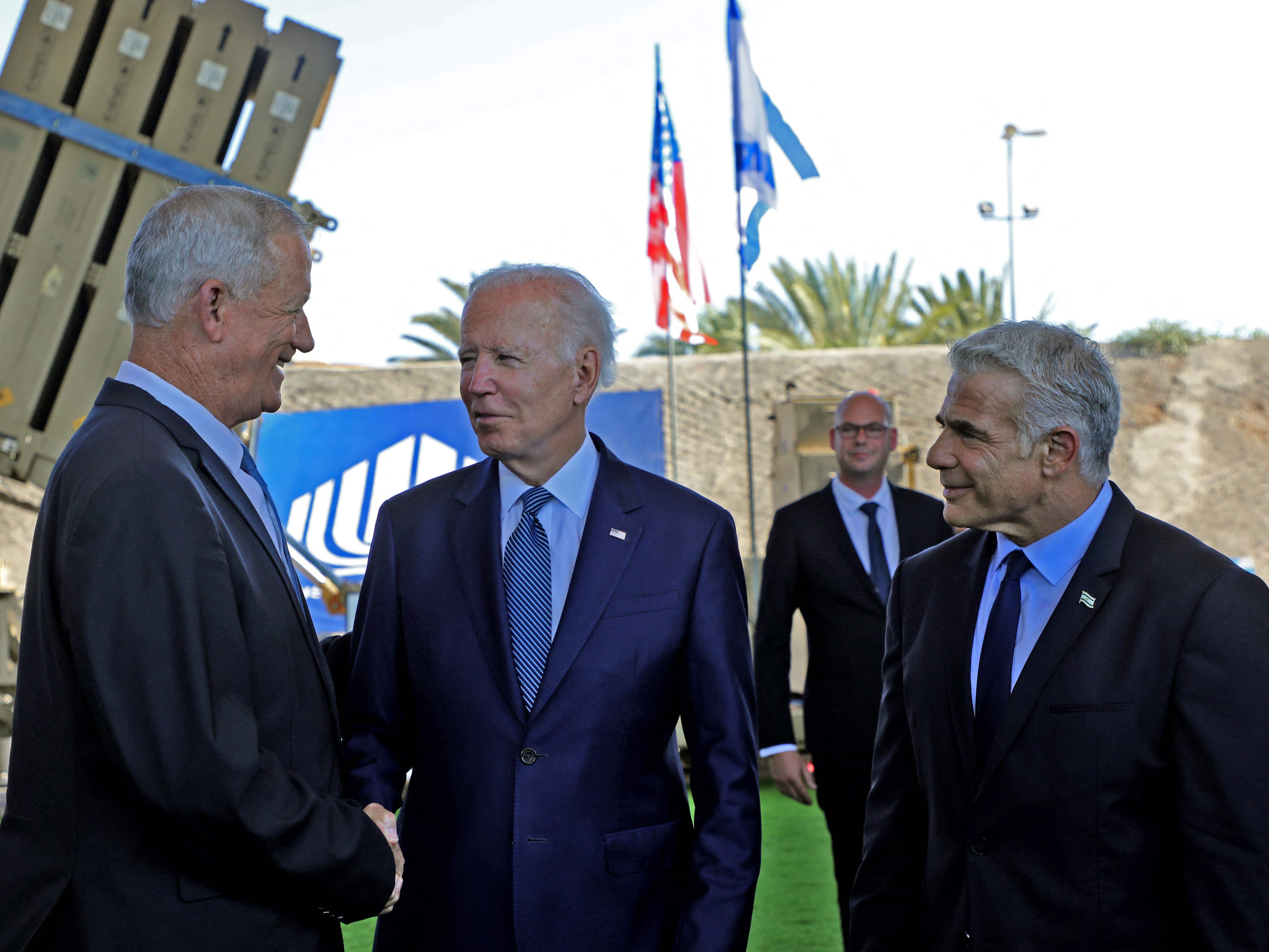 Presiden AS Joe Biden (tengah), Perdana Menteri sementara Israel Yair Lapid (kanan), dan Menteri Pertahanan Benny Gantz.