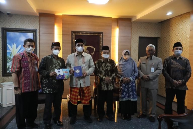 Pengurus Amanah Takaful saat bertemu dengan Wagub Jateng  Taj Yasin Maimoen (tiga kiri) 