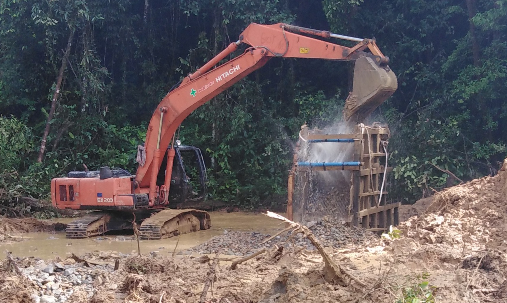 Aktivitas penambangan liar emas di hulu sungai