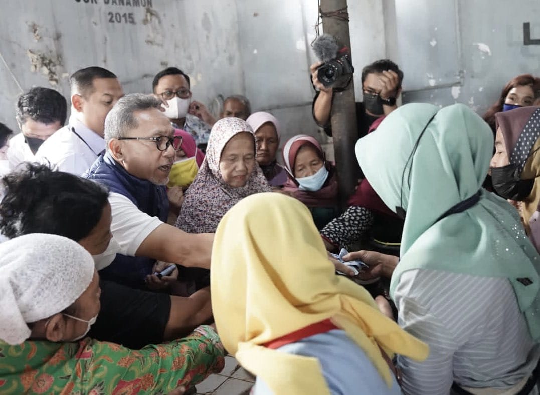 Mendag Zulkifli Hasan meninjau Pasar Gayamsari di Semarang, Jawa Tengah, Rabu (27/7). 