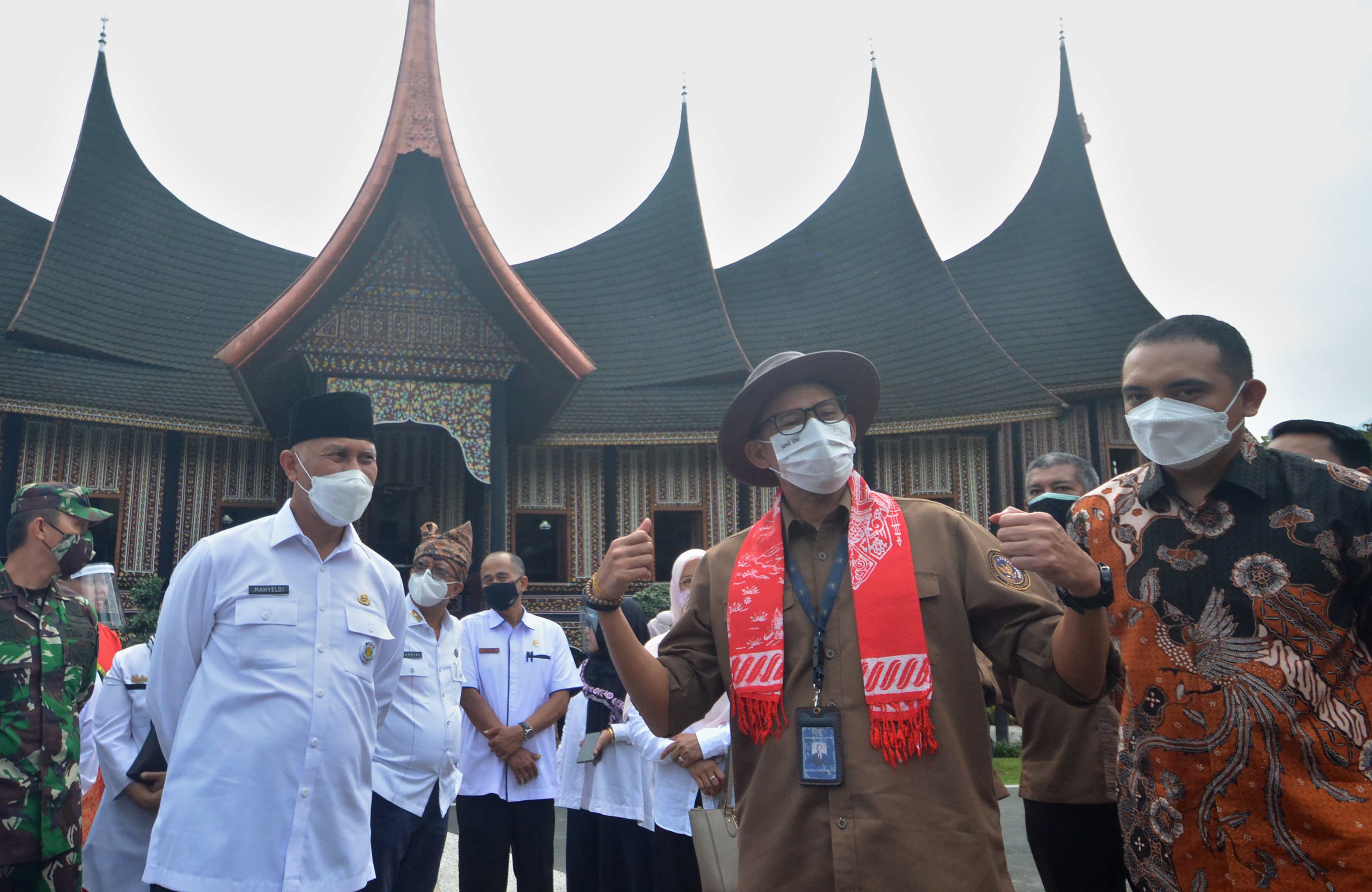 Menparekraf Sandiaga Uno (kedua kanan) dan Gubernur Sumbar Mahyeldi (kiri) meninjau Rumah Gadang Koto Pilliang di Padangpanjang, Sumbar 