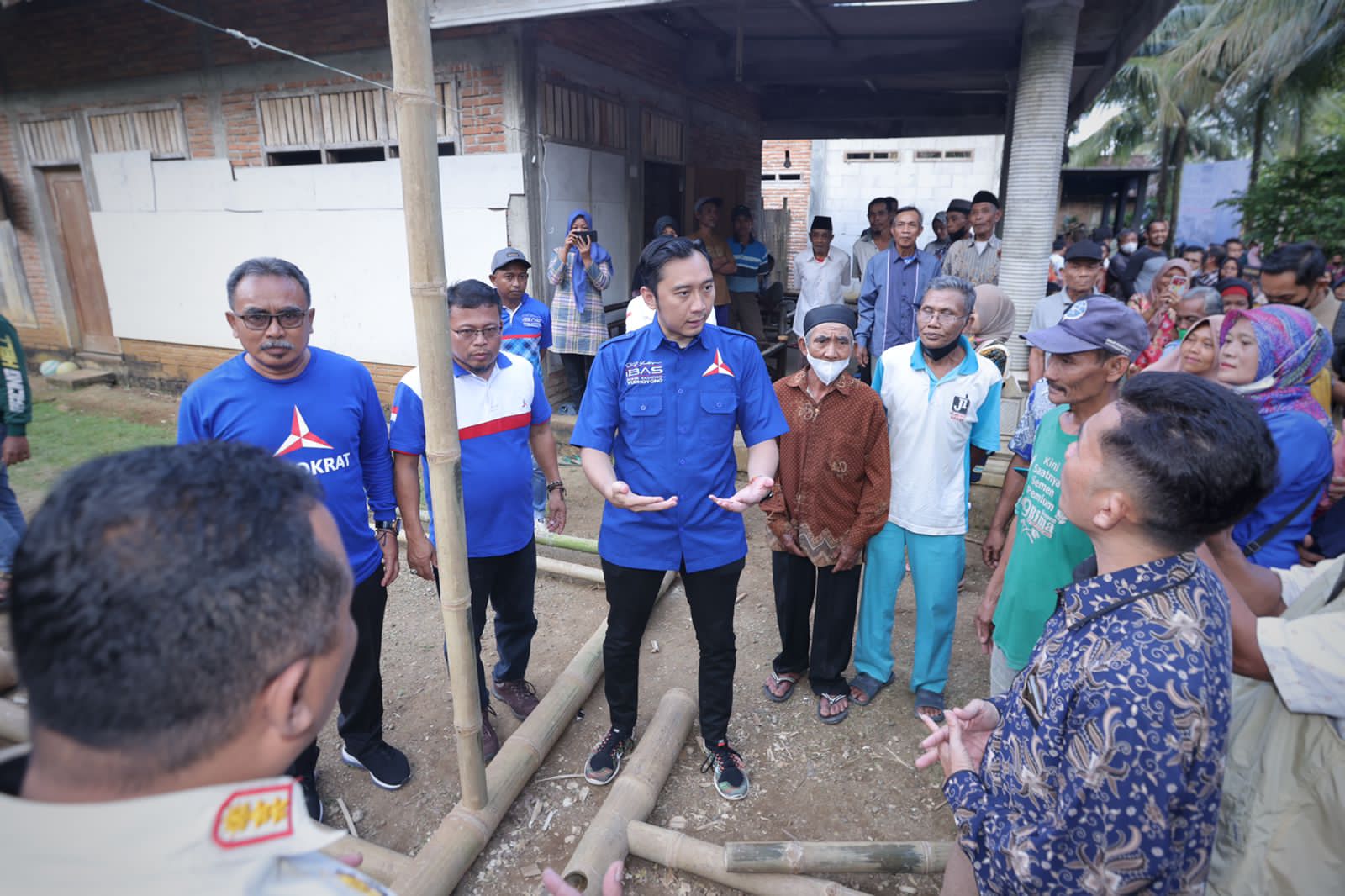 Anggota Komisi  VI DPR RI Edhie Baskoro Yudhoyono (Ibas) berkunjung ke Desa Nglaran, Kecamatan Tulakan, Kabupaten Pacitan, Jawa Timur.