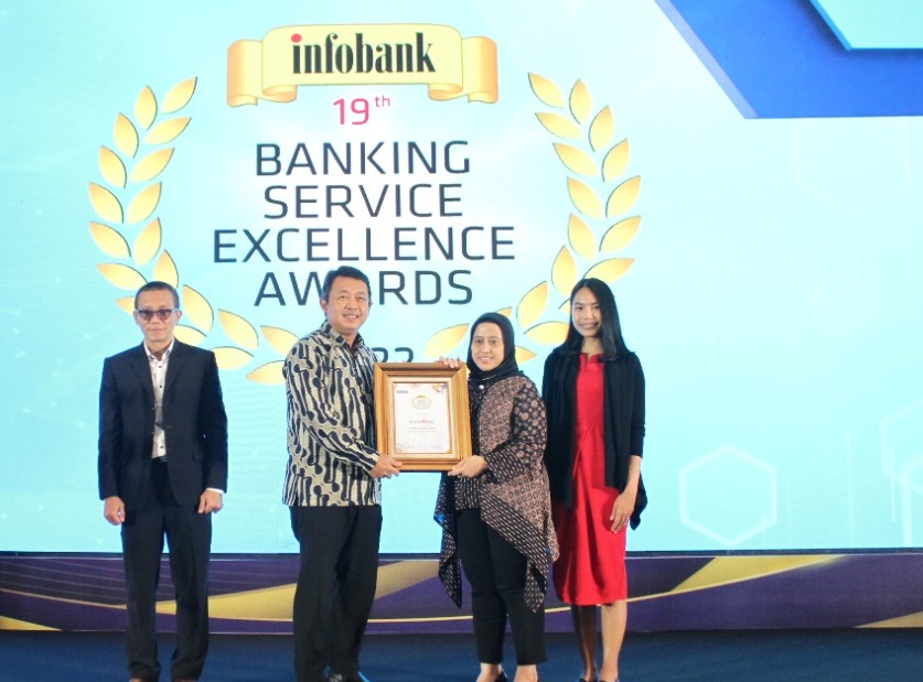 Penghagraan Infobank Banking Service Excellence Award untuk Bank DKI