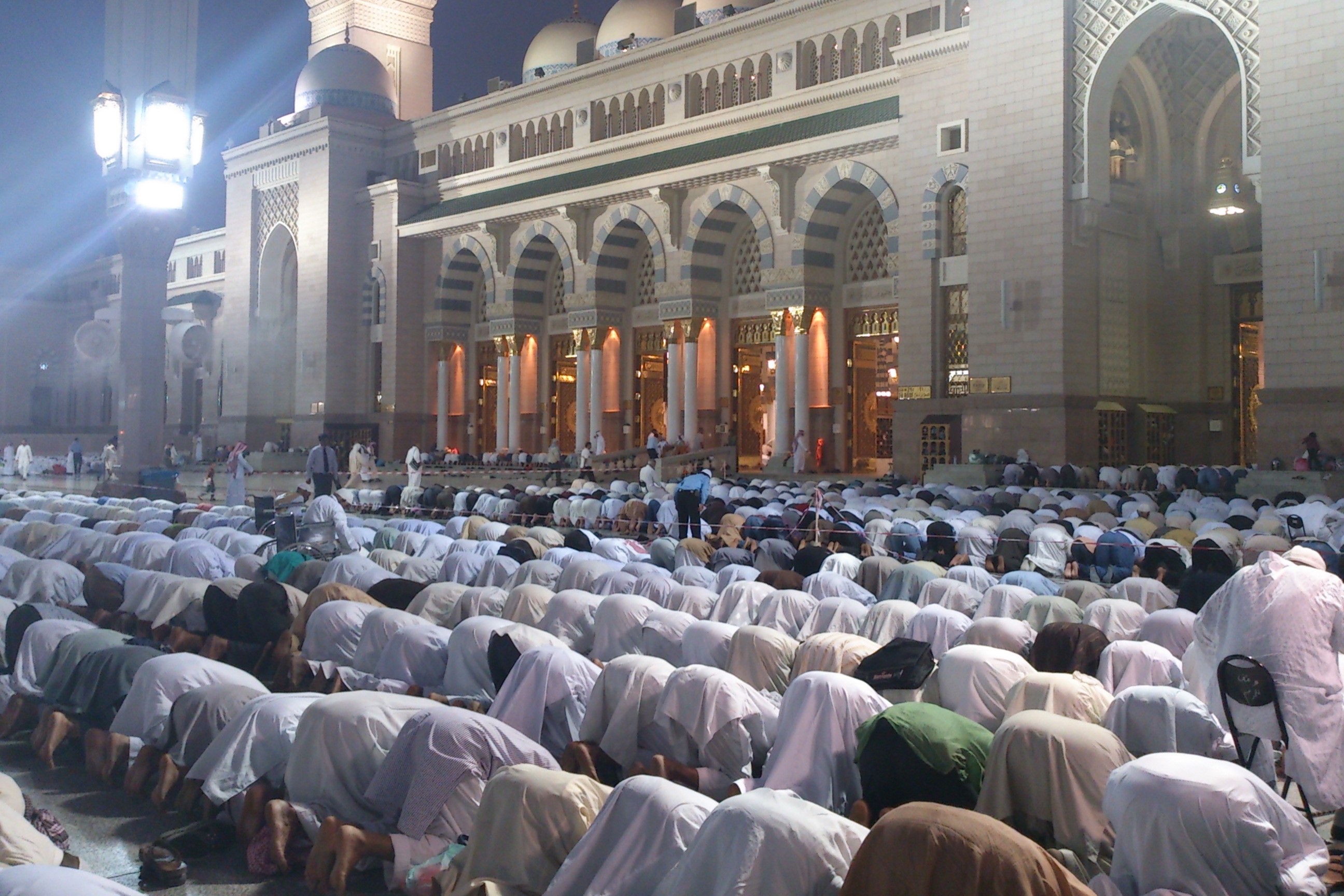 Para jemaah melakukan sujud saat melaksanakan salat subuh di luar Masjid Nabawi, Madinah.