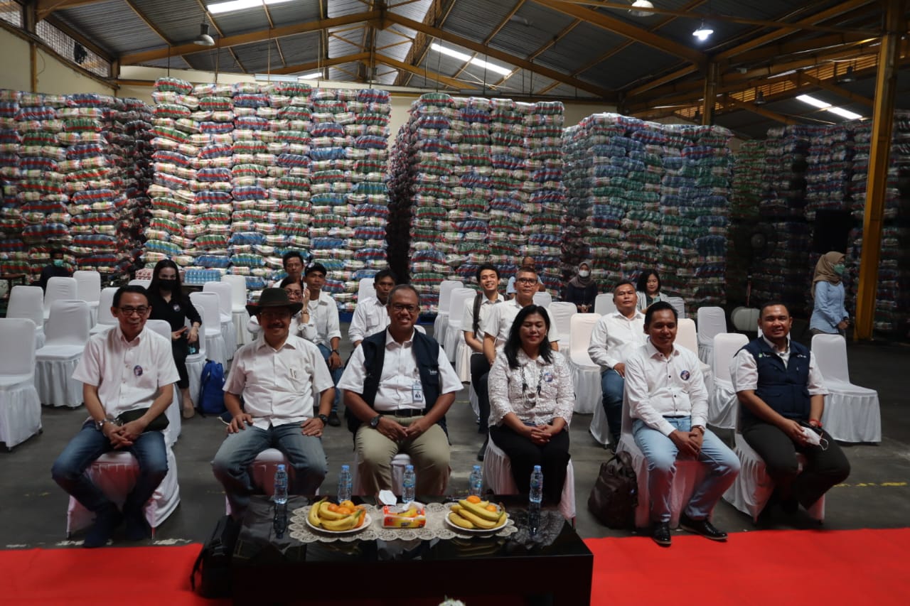 Mahasiswa Fakultas Hukum Universitas Kristen Indonesia (UKI) mengadakan kunjungan ke PT Food Station Tjipinang Jaya.