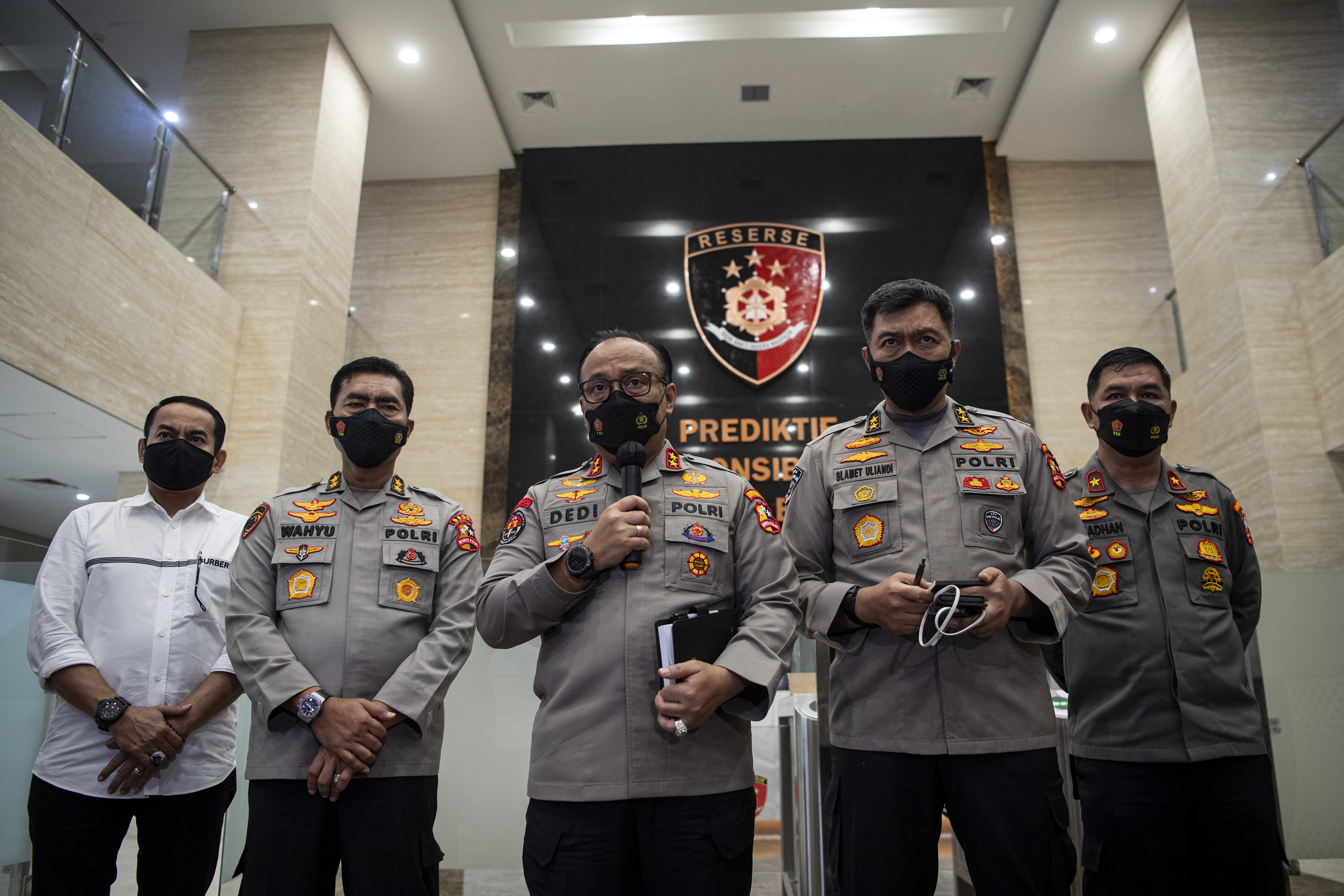  Kadivhumas Polri Irjen Dedi Prasetyo (tengah) saat mengumumkan penonaktifan Karo Paminal Div Propam dan Kapolres Jaksel, Rabu (20/7).