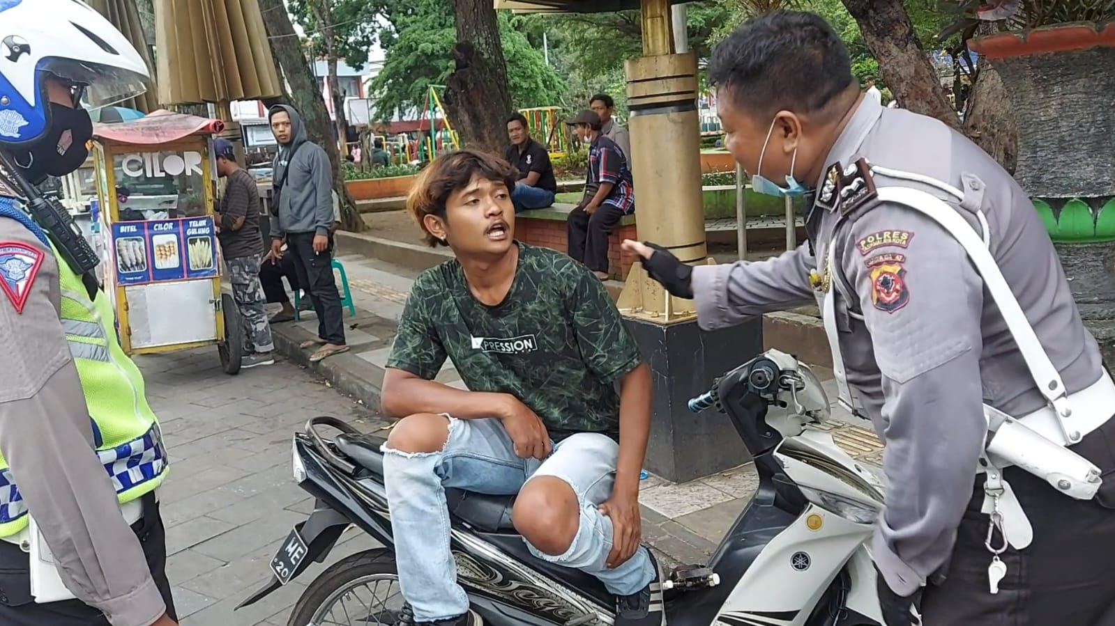 Dede Hendra (23) disetop polisi lalu lintas Polres Tasikmalaya malah mencaci maka polisi, Jumat (22/7/2022)